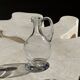 Carafe en verre à bec verseur et anse