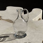 Carafe en verre à bec verseur et anse