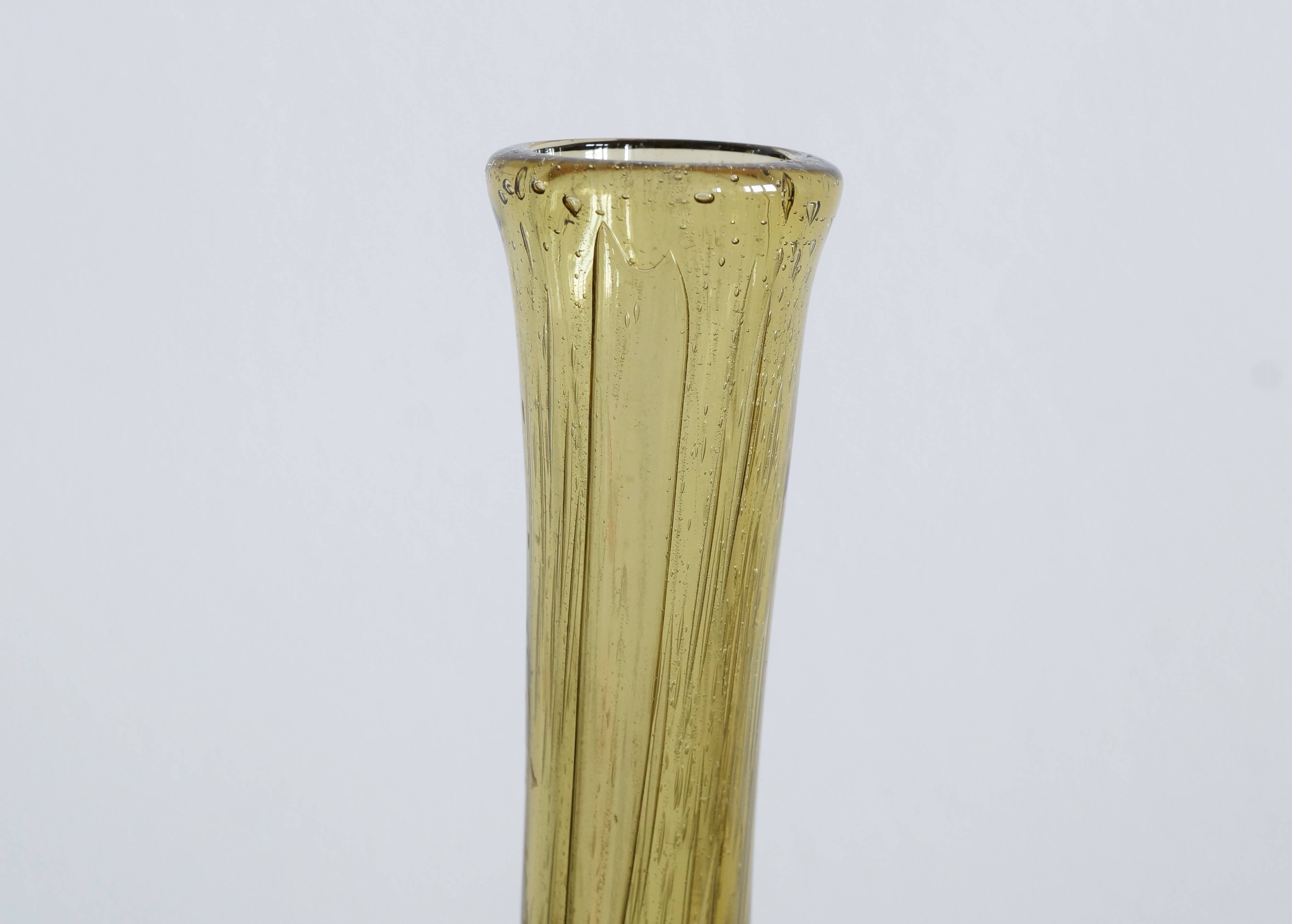 Vase à col long en verre soufflé bullé
