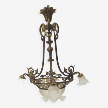 Lustre de style Louis XV en bronze et verre dépoli, XXème siècle