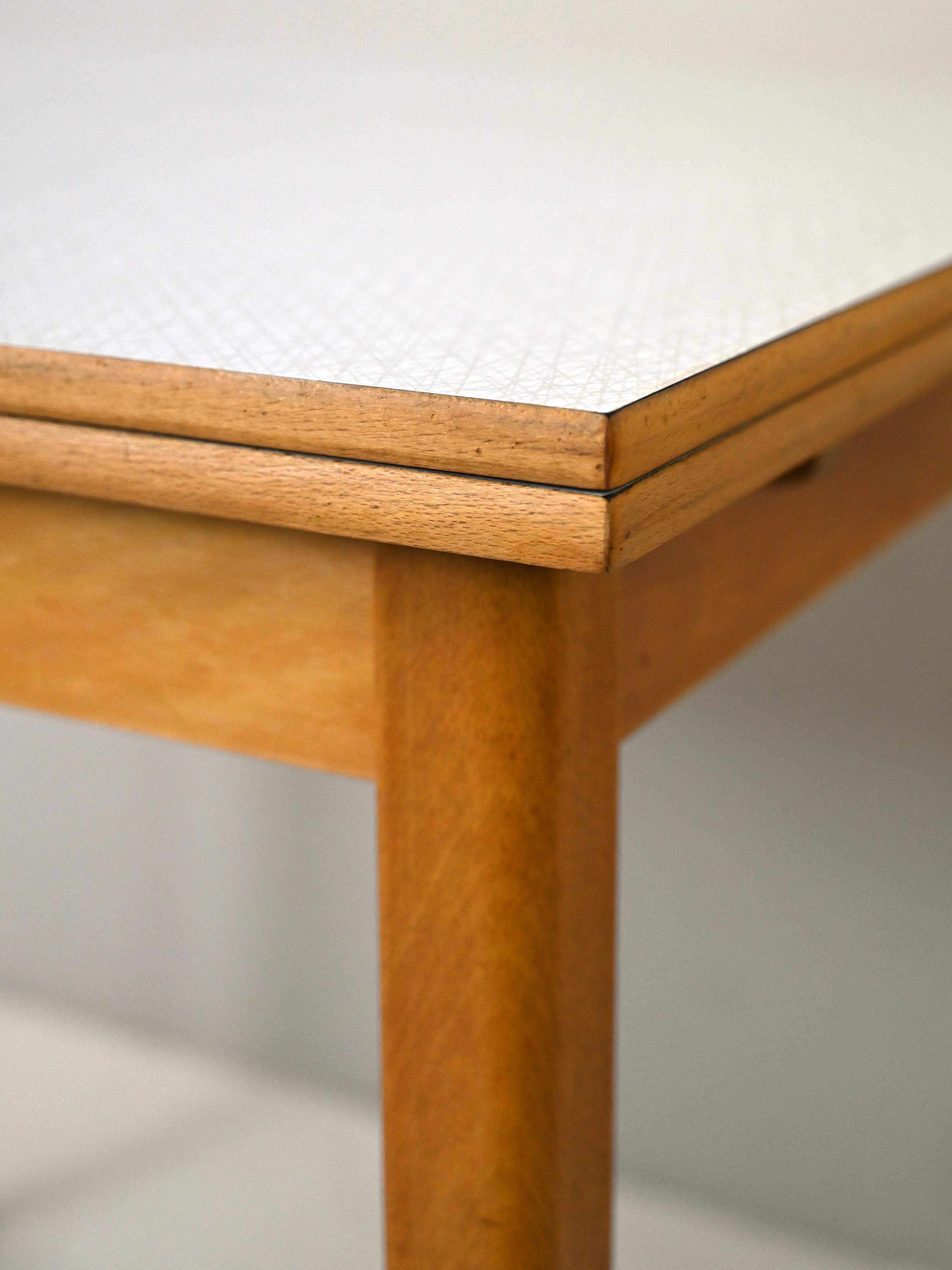 Extendable formica table