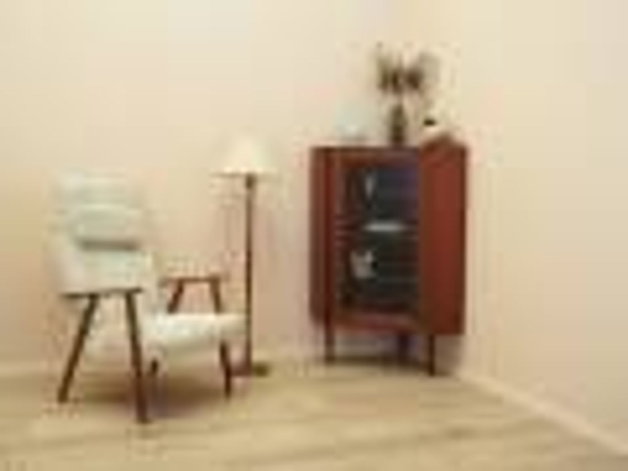 Vitrine d'angle en teck danois sur pieds coniques, années 1960