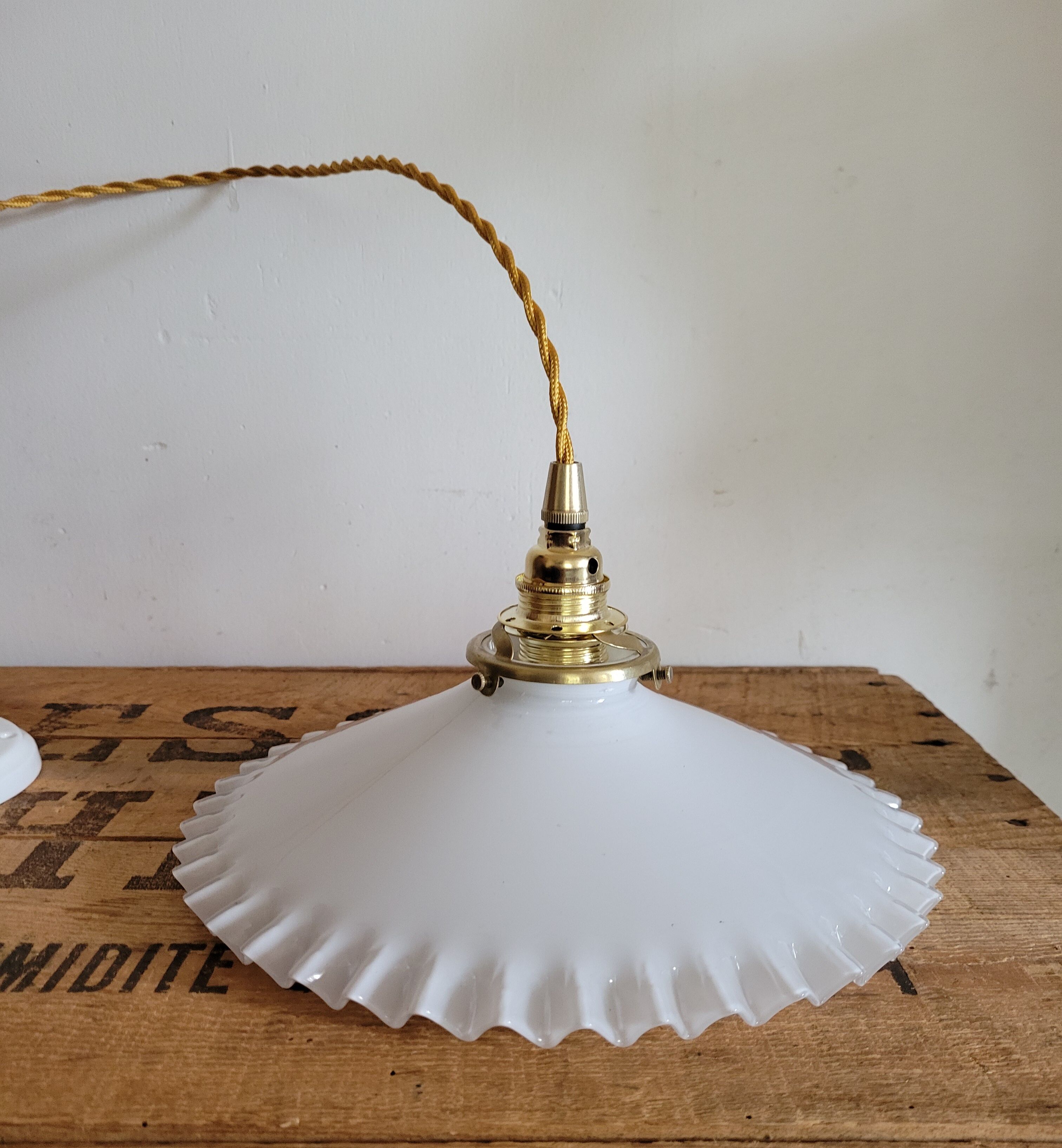 Toothed opaline suspension