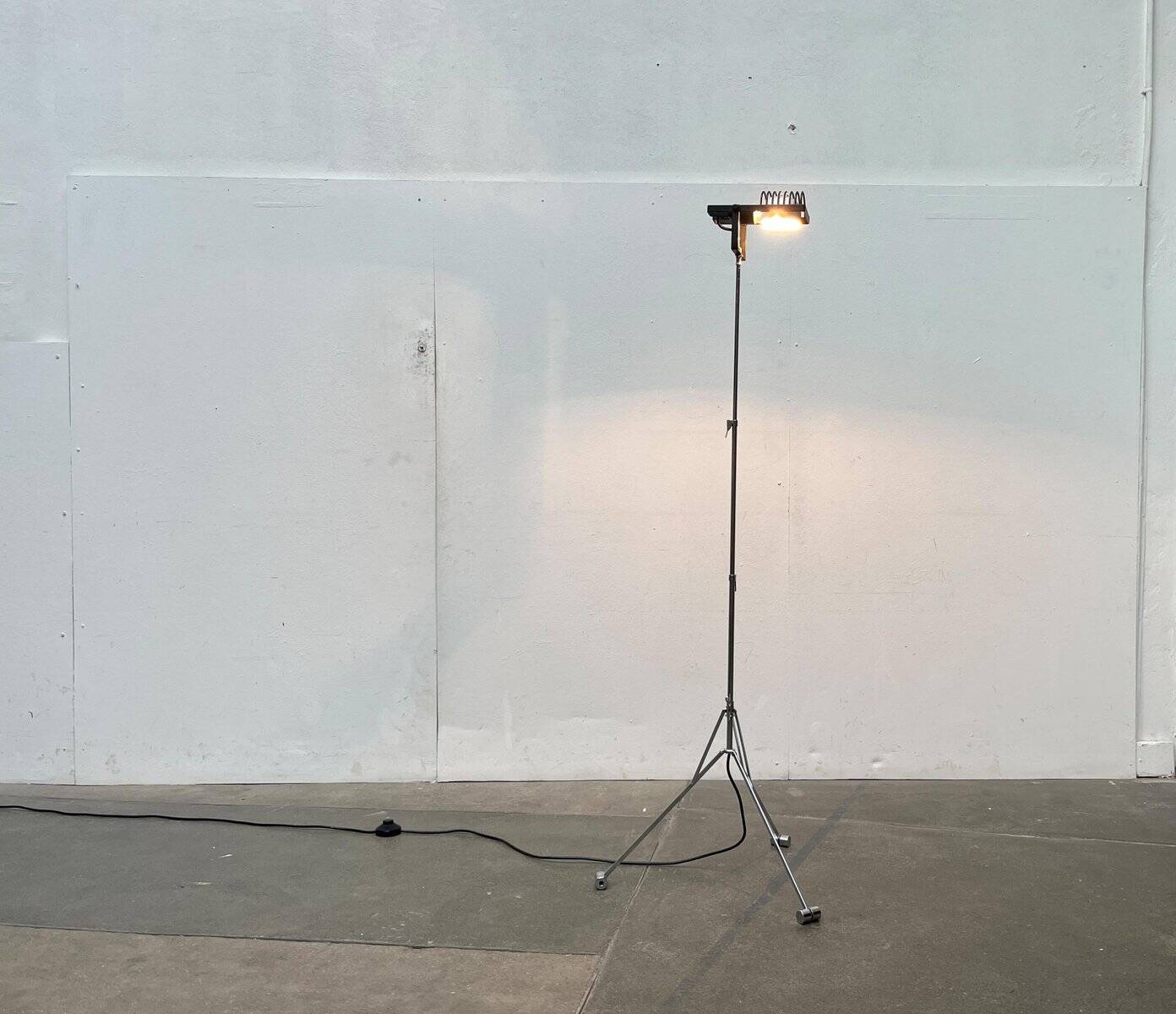 Vintage Italian Sintesi Terra folding floor lamp with tripod by Ernesto Gismondi for Artemide, 1970s.