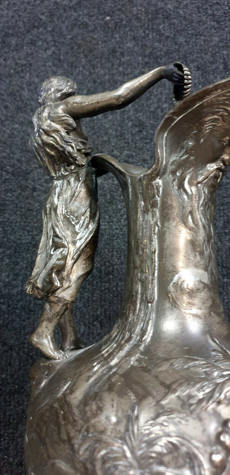 Verseuse époque Art Nouveau en étain a patine argentée