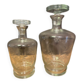 Deux carafes à alcool en verre taillé à décor végétal, design vintage