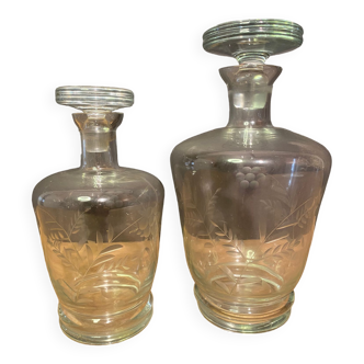 Deux carafes à alcool en verre taillé à décor végétal, design vintage