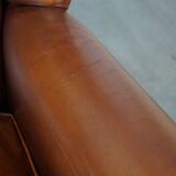 Fauteuil à oreilles en cuir de vachette cognac