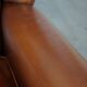 Fauteuil à oreilles en cuir de vachette cognac