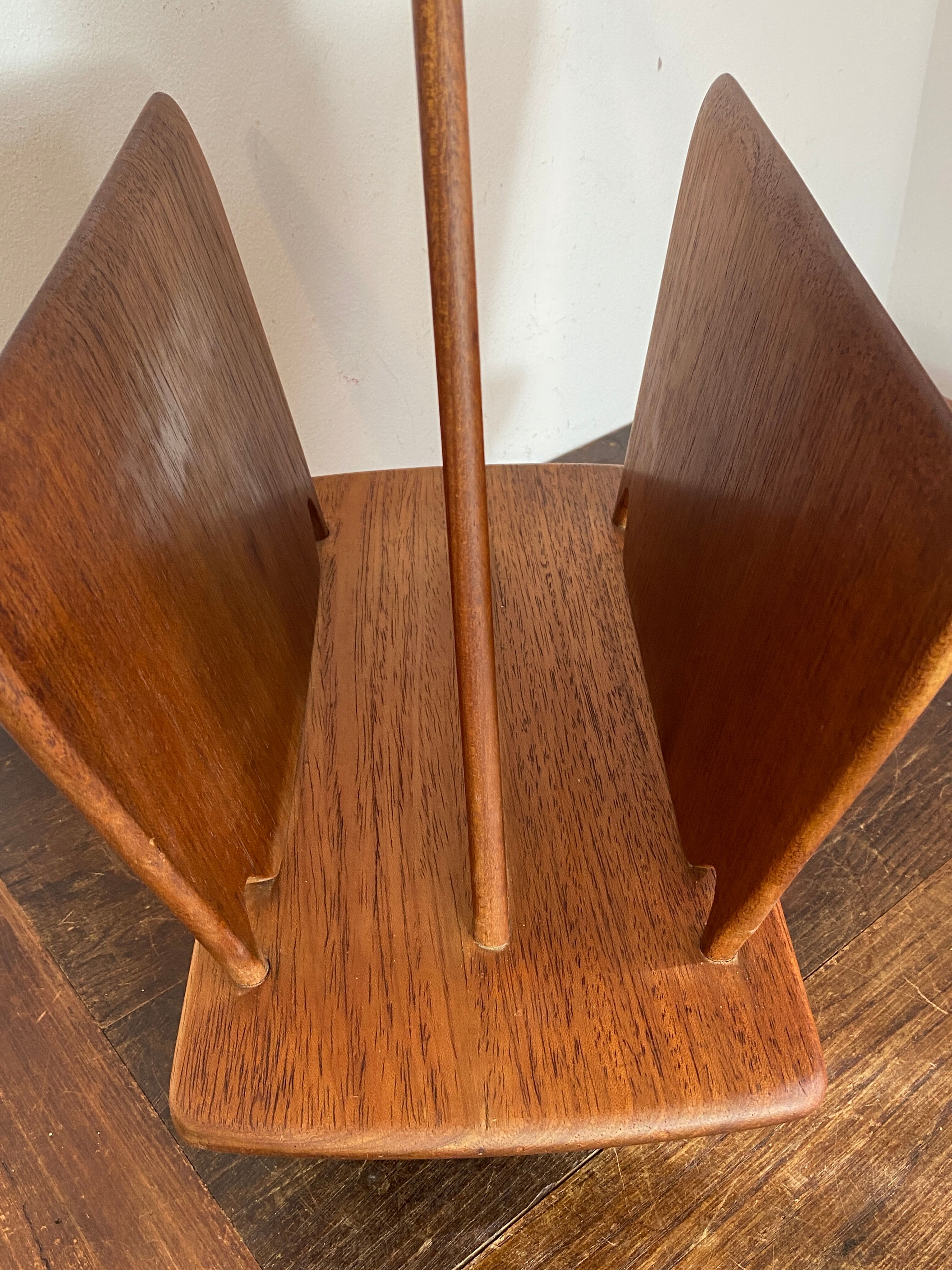 Magazine rack, in oak, by Pierre Cruège