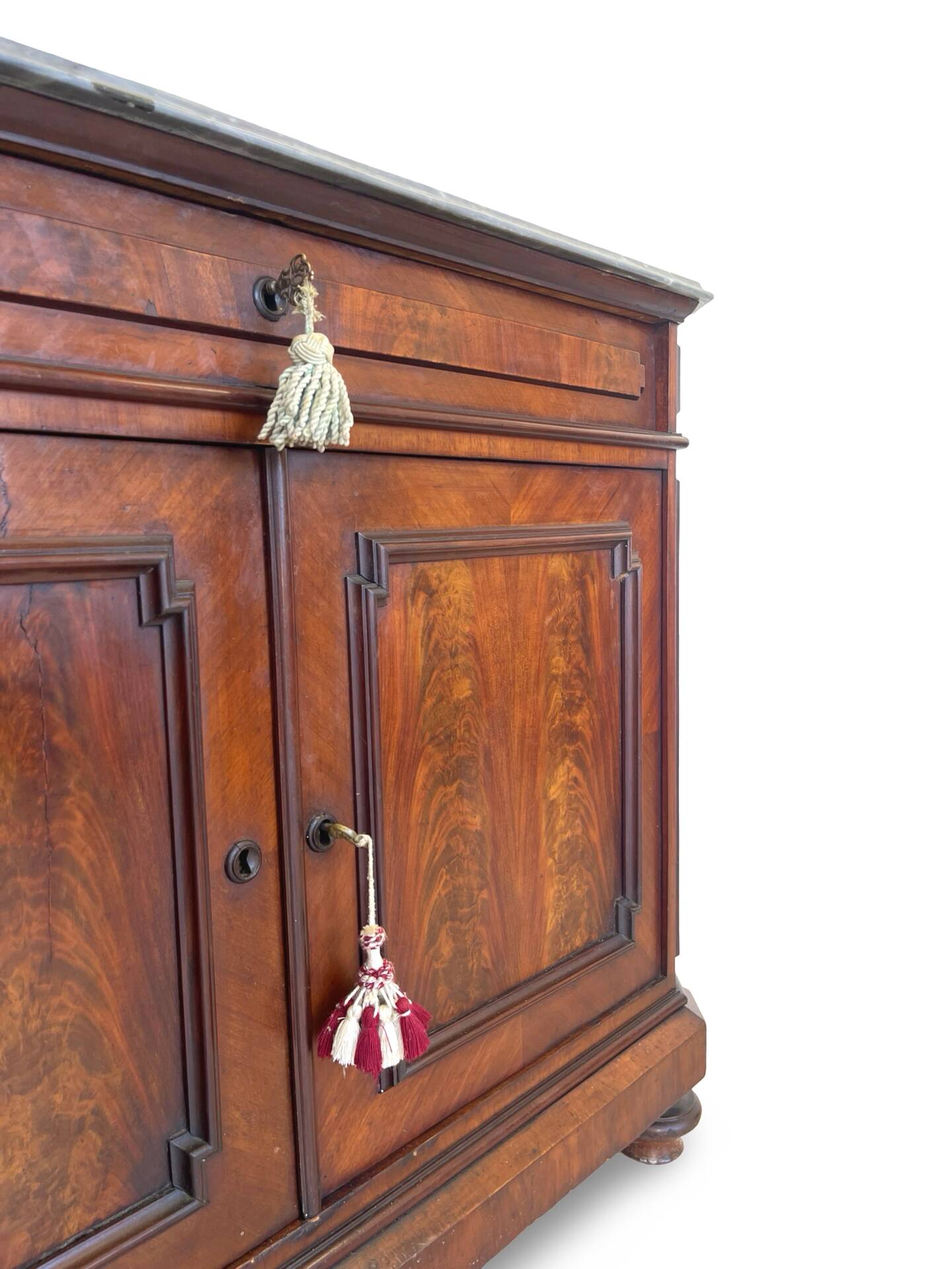 Commode Umbertino en acajou et noyer, 19e siècle.
