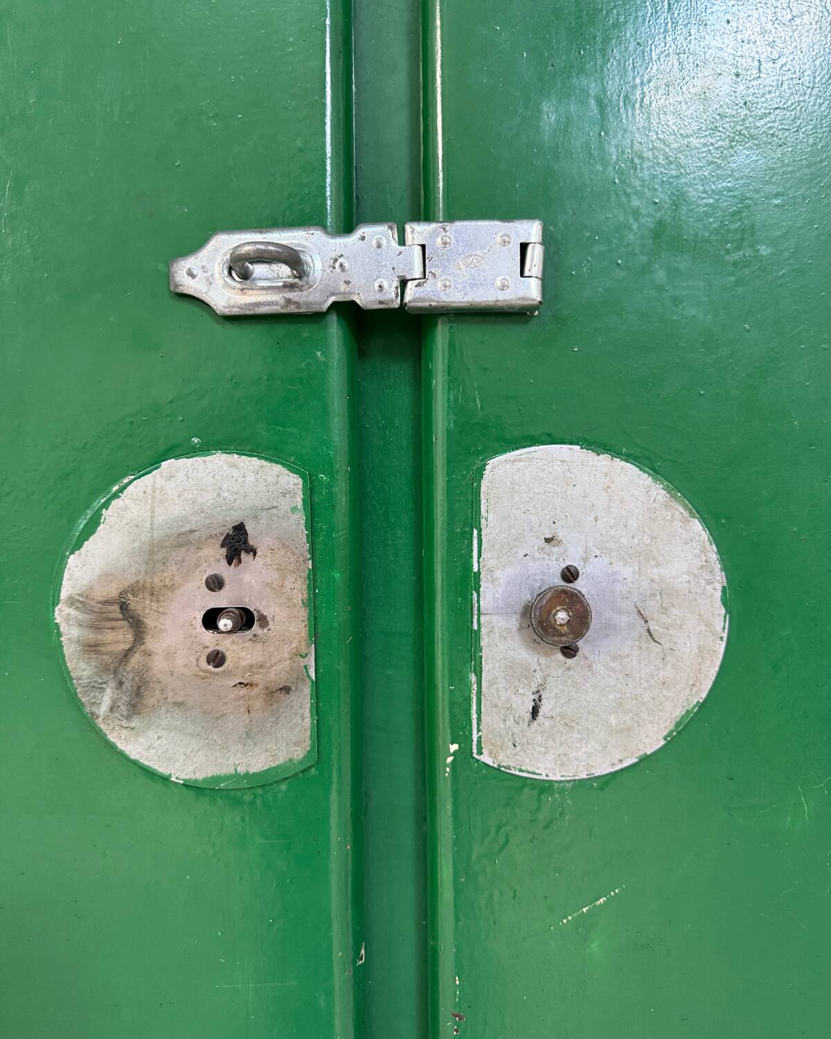 Armoire vintage en métal vert