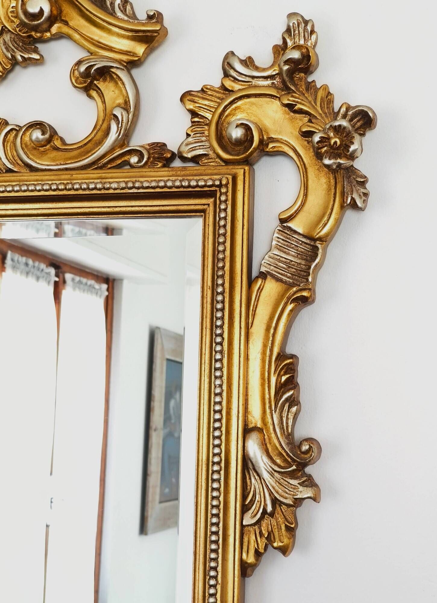 Large Italian mirror in carved wood, traditional gilding, 1980s.