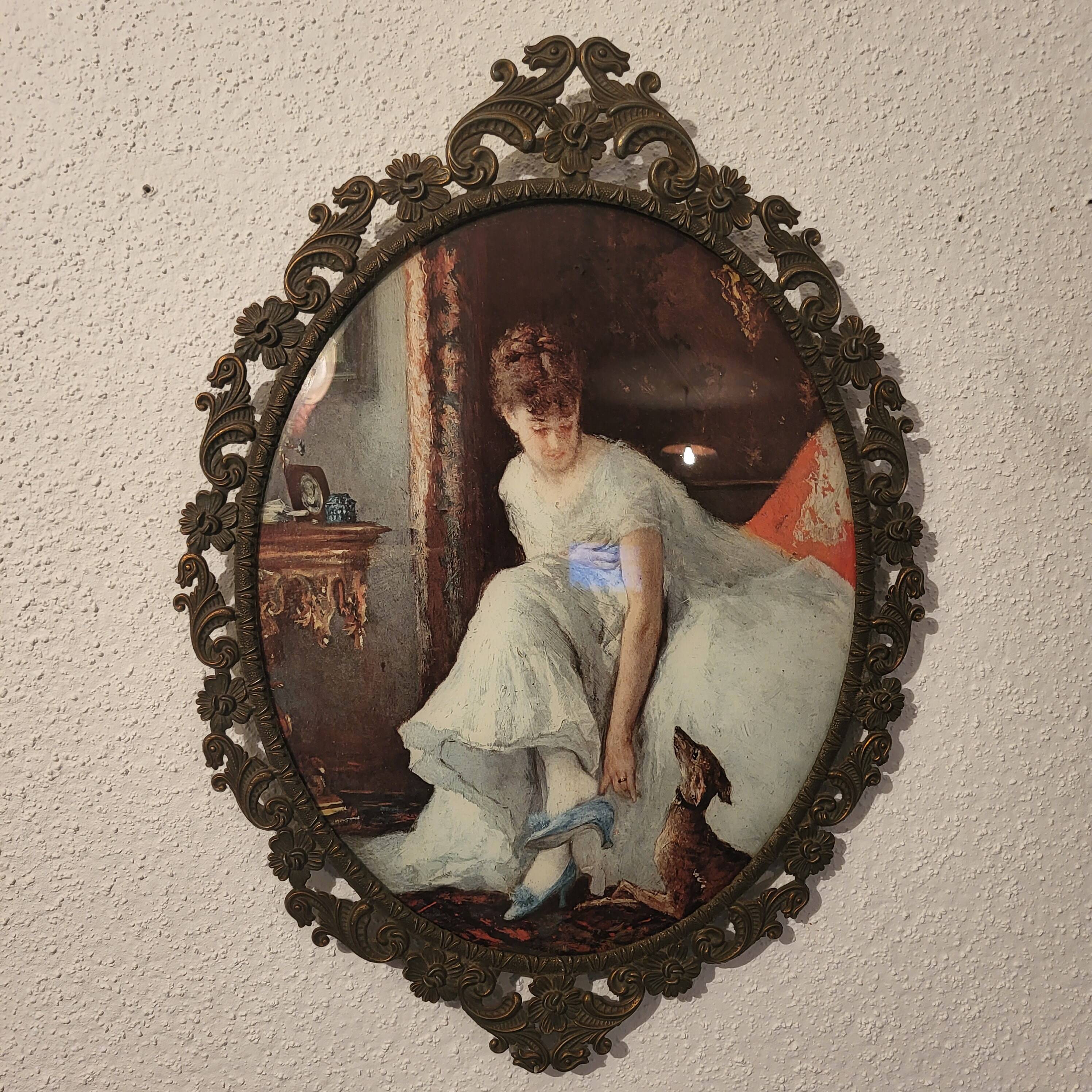 Italian oval frame in bronze and curved glass