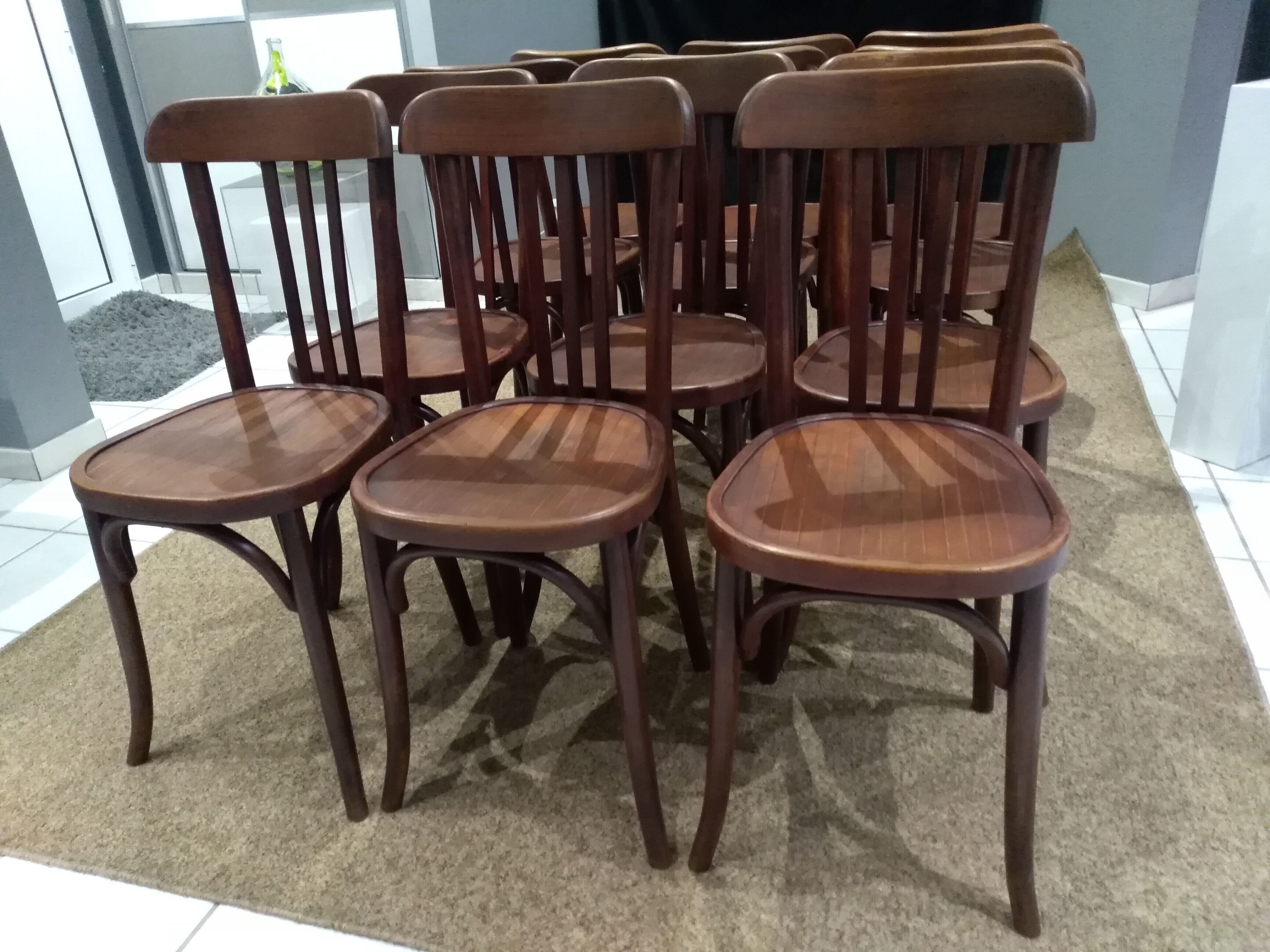 Suite  de 12 chaises de bistrot Baumann 1920
