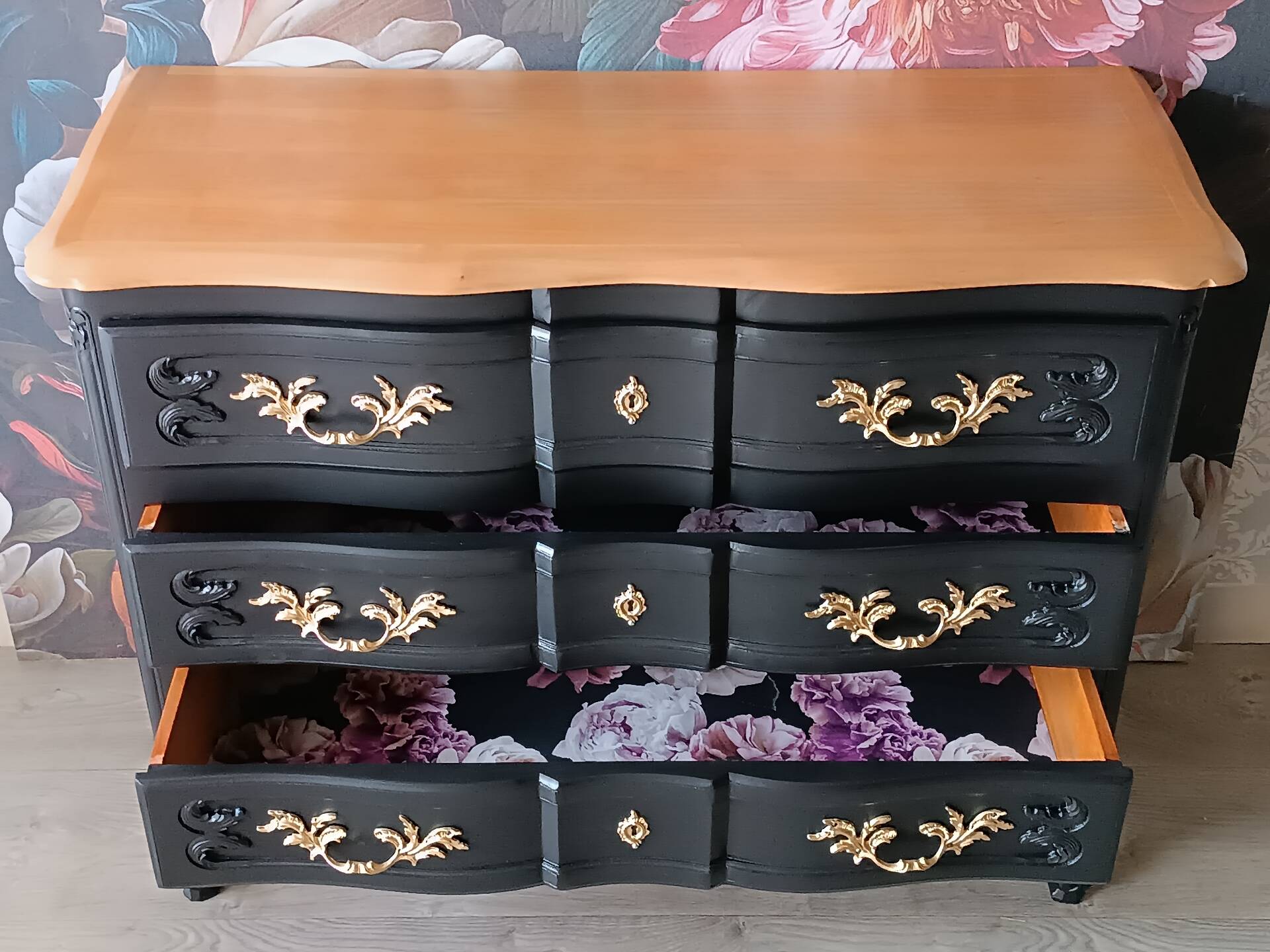 Commode arbalète galbée de style Louis XV