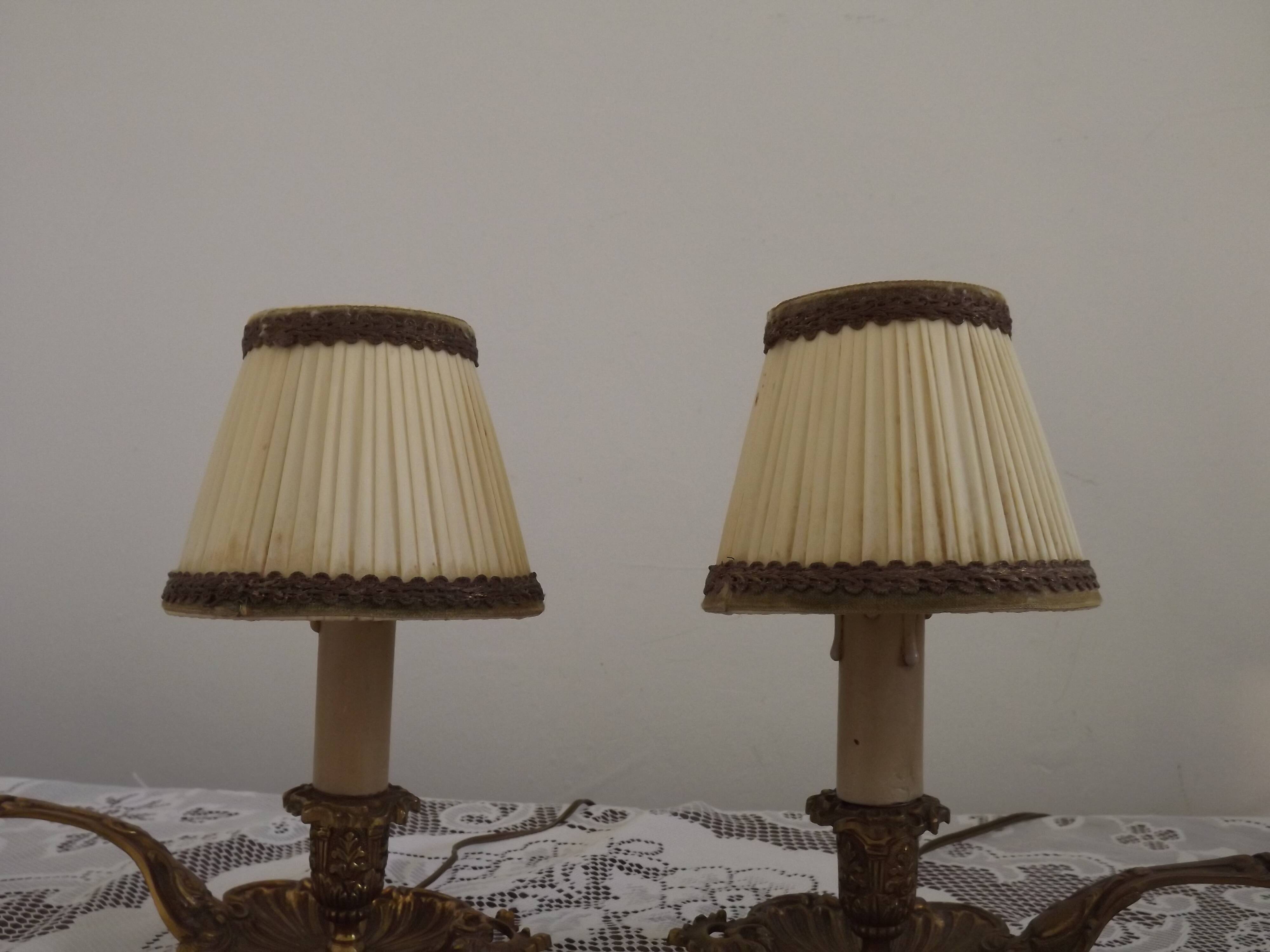 Paire de lampes candélabres vintage en bronze avec abat-jours en tissu plissé, France