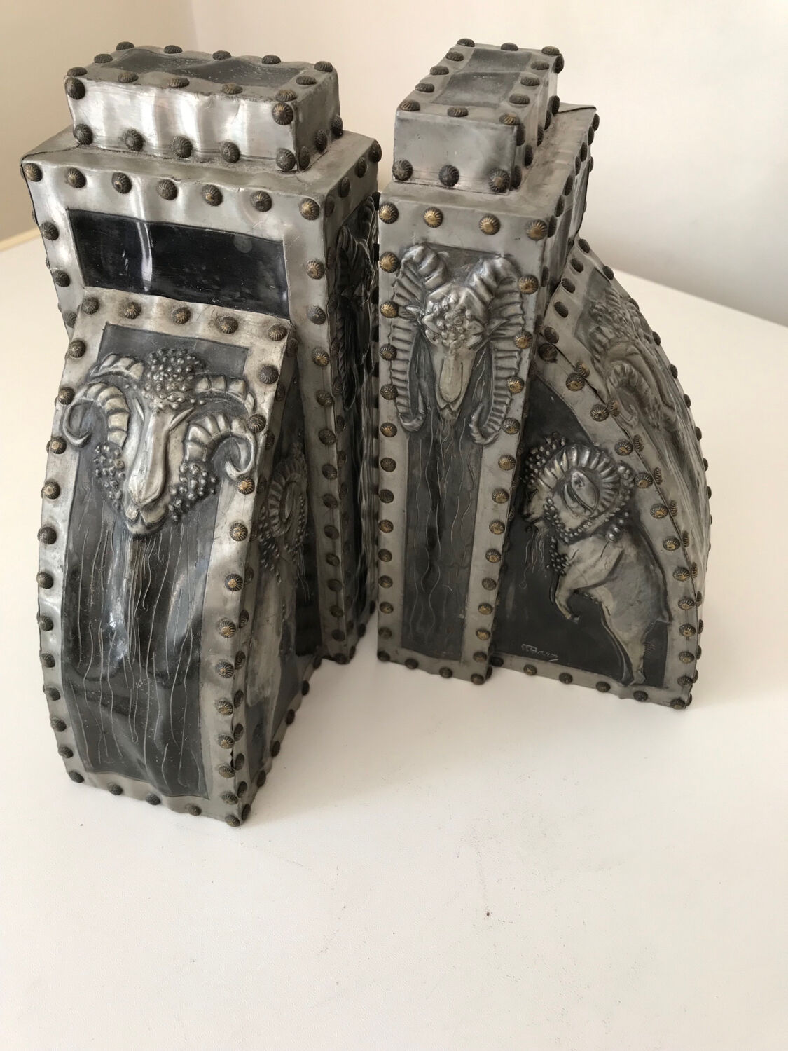 Serre livres Art deco en bois pyrogravé et métal repoussé vers 1920