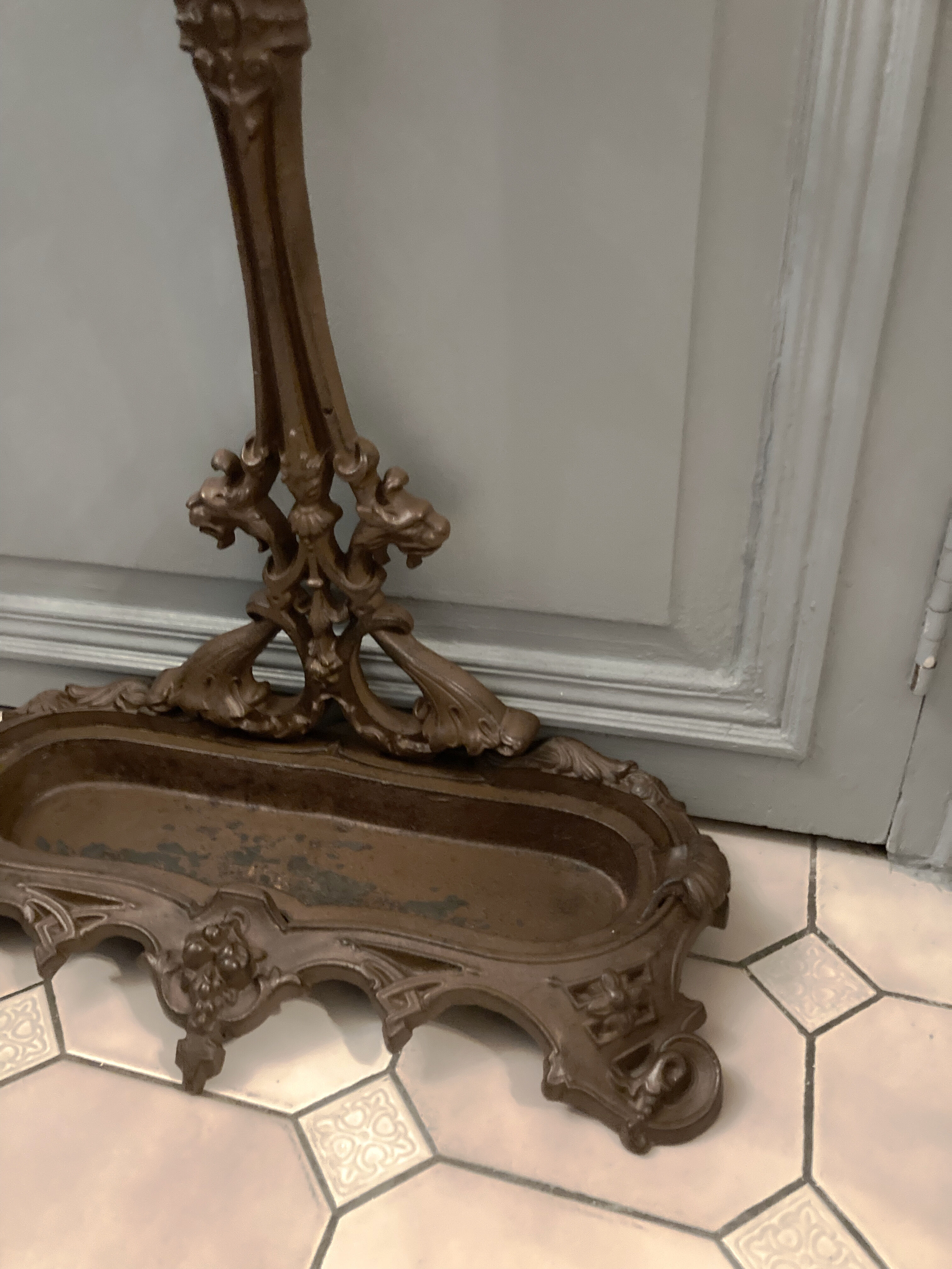 Art Nouvelles cast iron umbrella holder