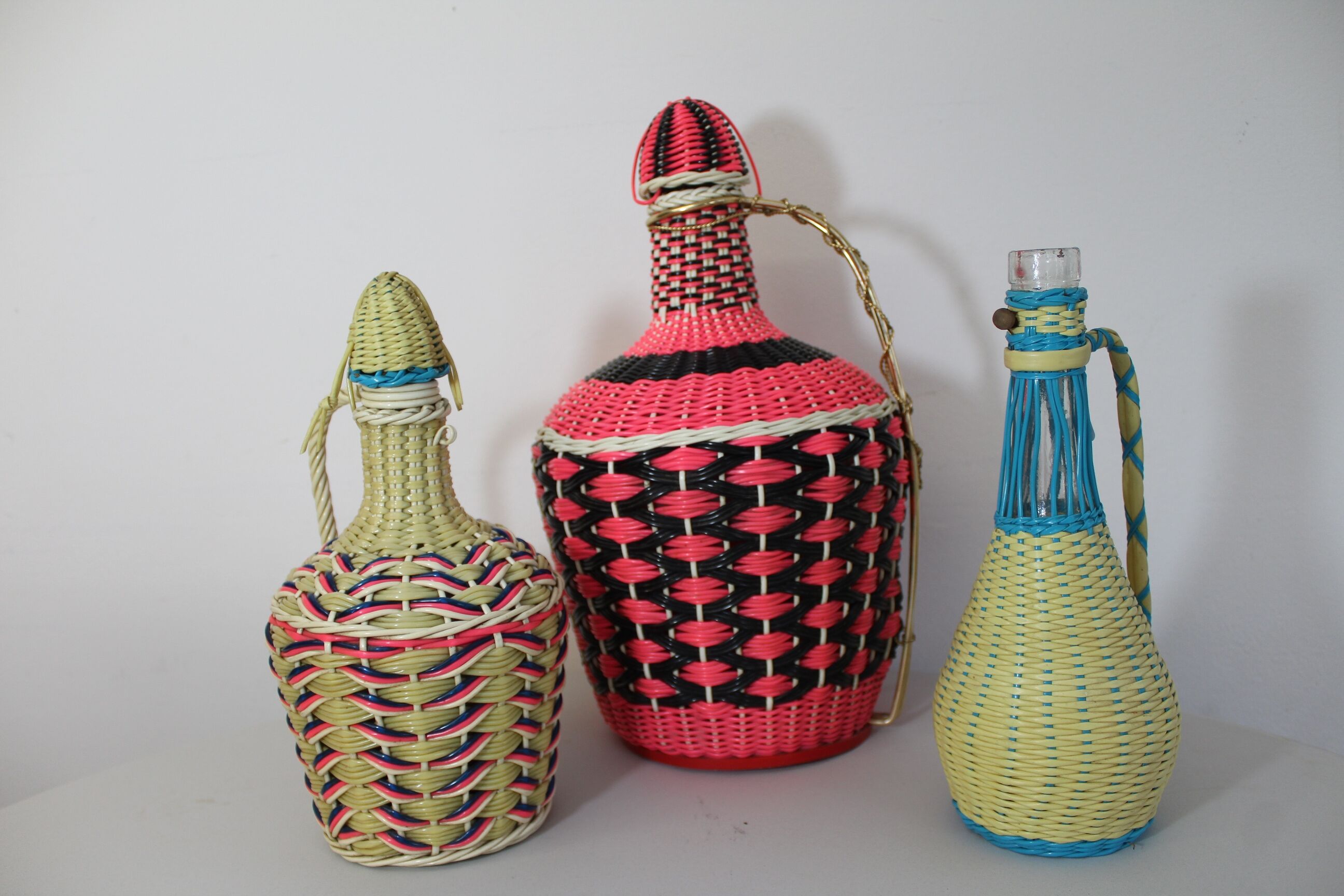 Blue and beige scoubidou carafe