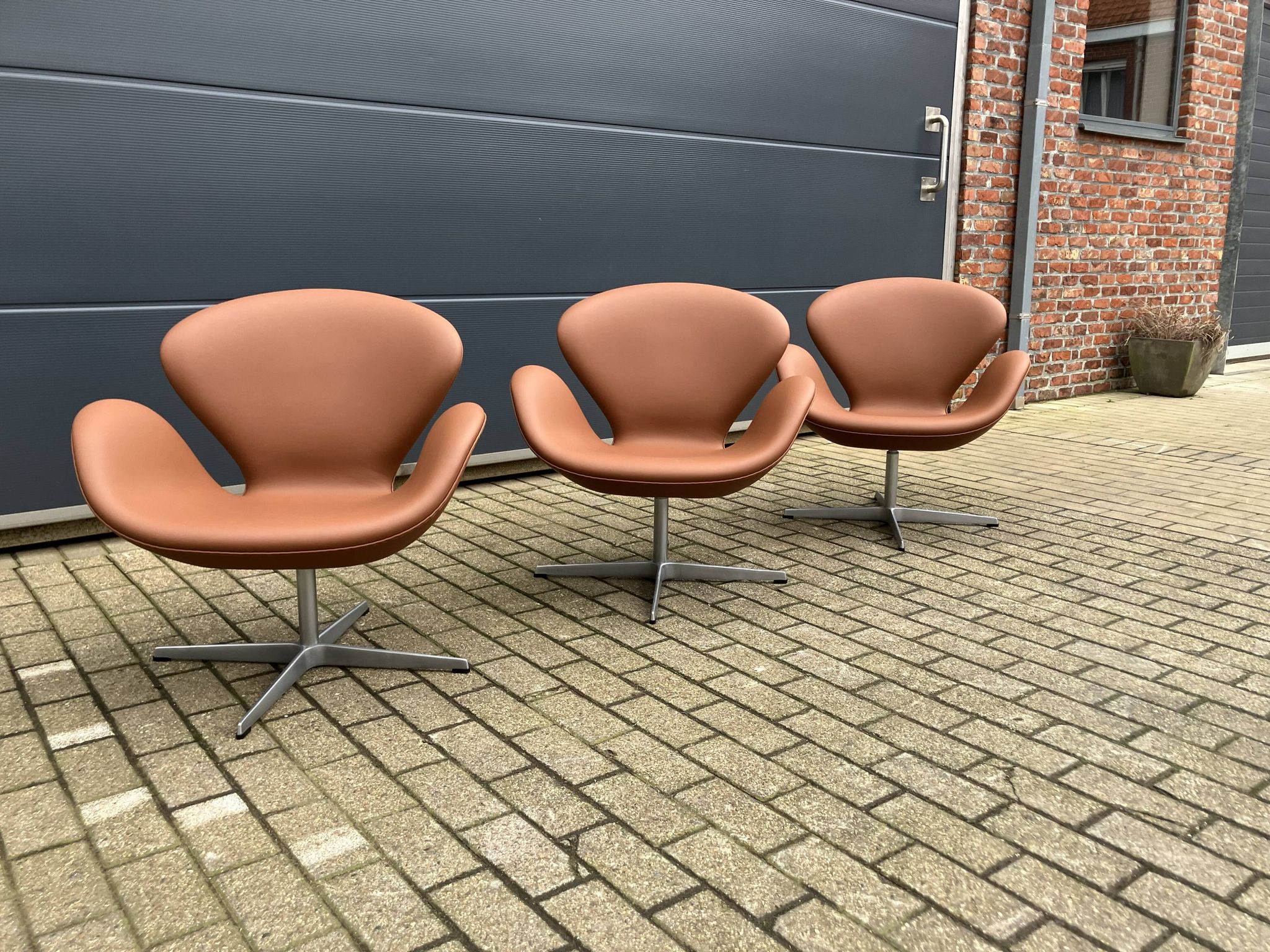 2x Fritz Hansen Swan chair by Arne Jacobsen, NEW condition!!
