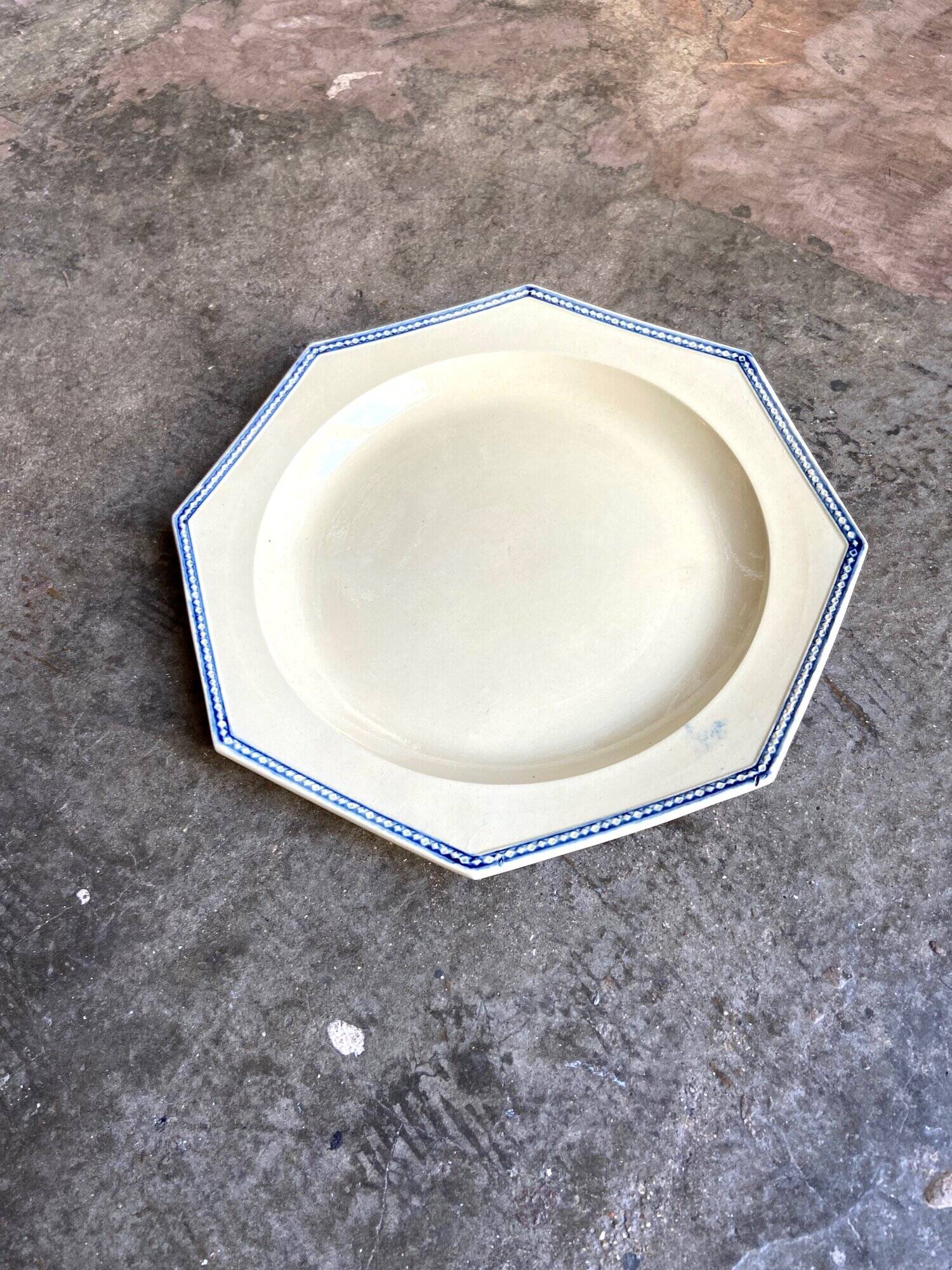Assiette plate octogonale en terre de fer de Chantilly