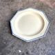 Assiette plate octogonale en terre de fer de Chantilly