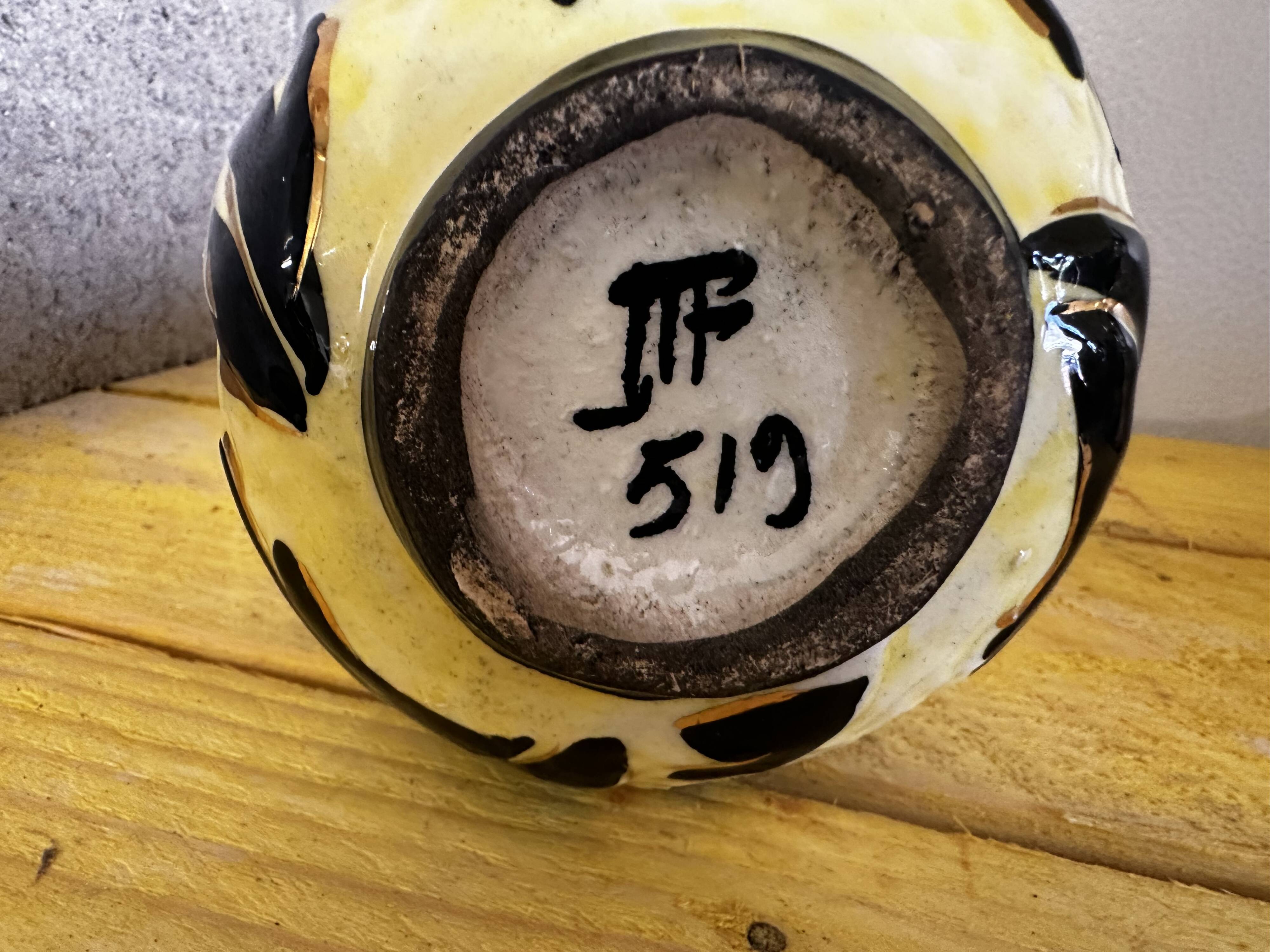 Vase en céramique jaune et noire à décor de feuilles, Vallauris signé JTF numéroté 519