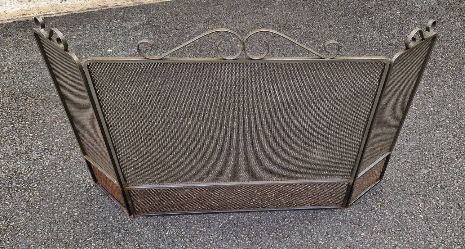 Metal fireplace screen