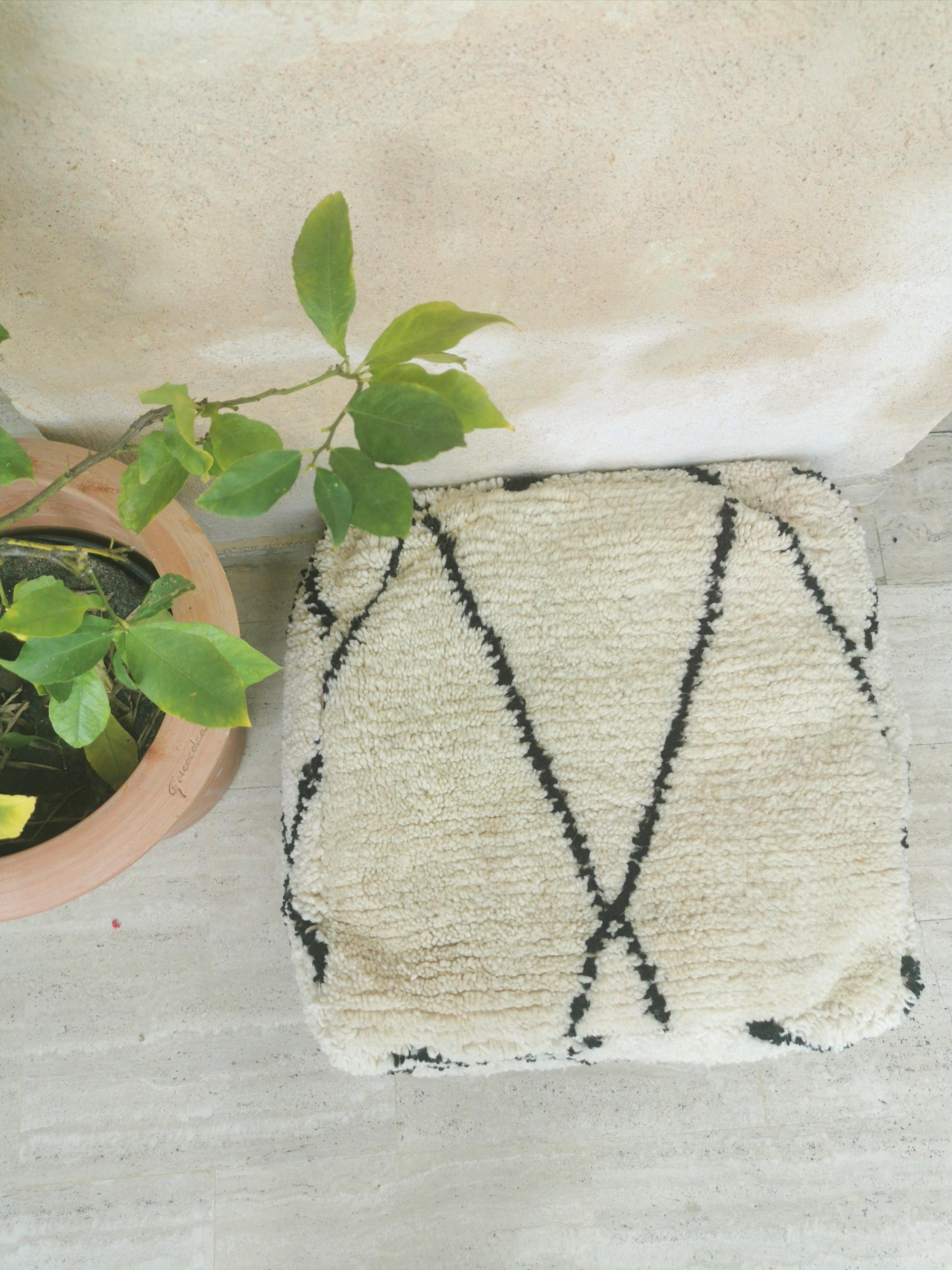 Berber pouf cover béni ouarain 100% white wool with diamonds