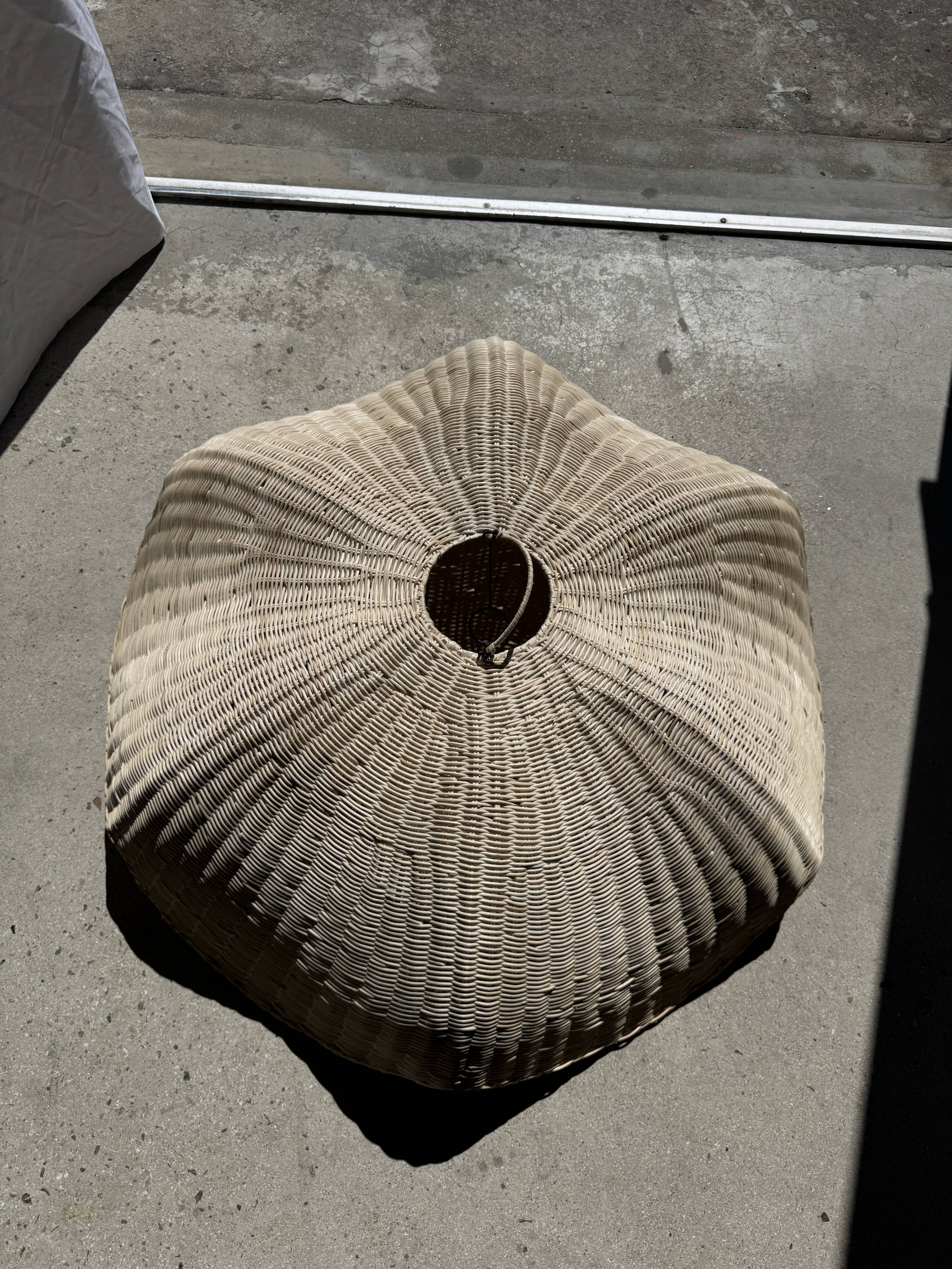 Large suspension or lampshade in flat woven tulip flower rattan H35 D