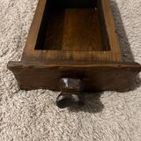 Table de chevet en bois brutaliste ou meuble d’appoint
