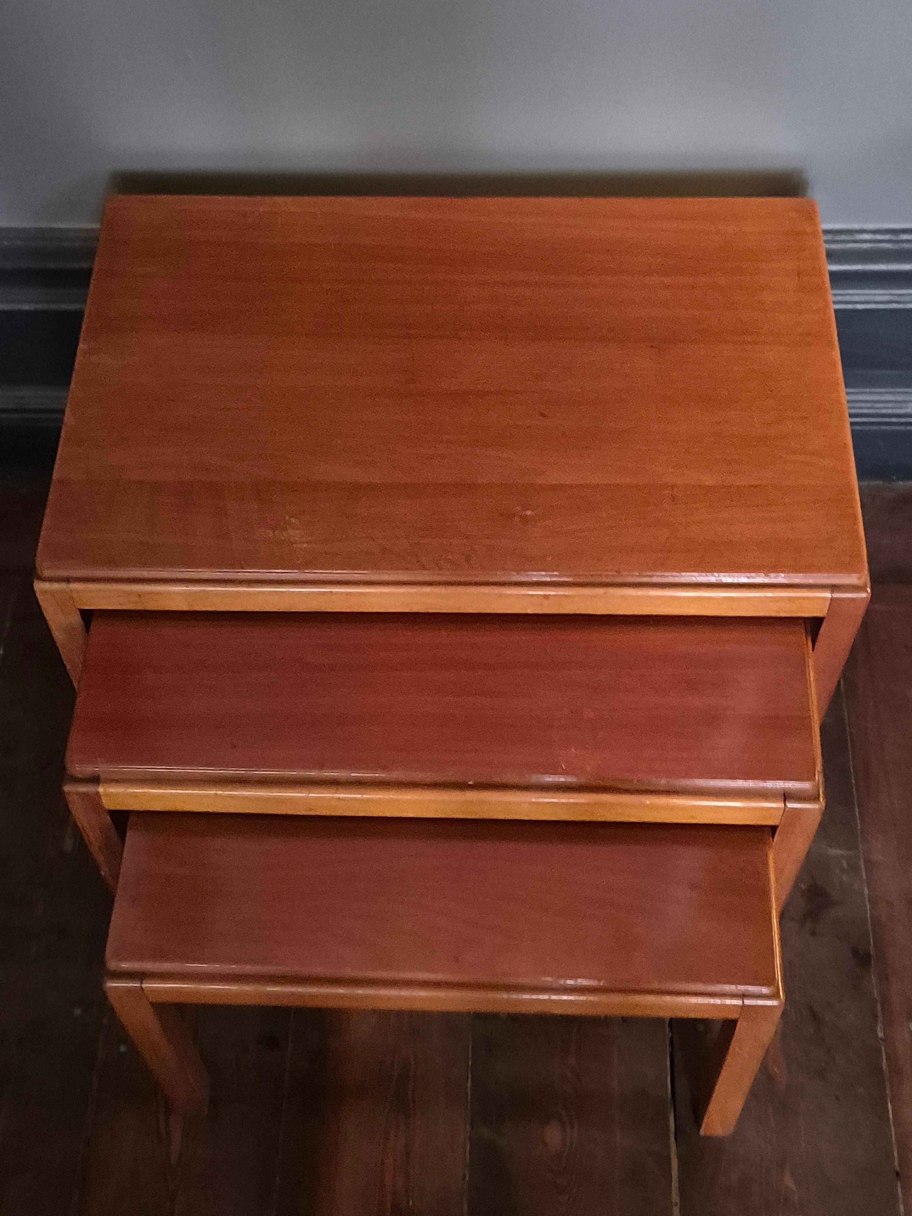 Classic nesting table (3) by Russell Gordon / Russel & Broadway, Midcentury Modern style