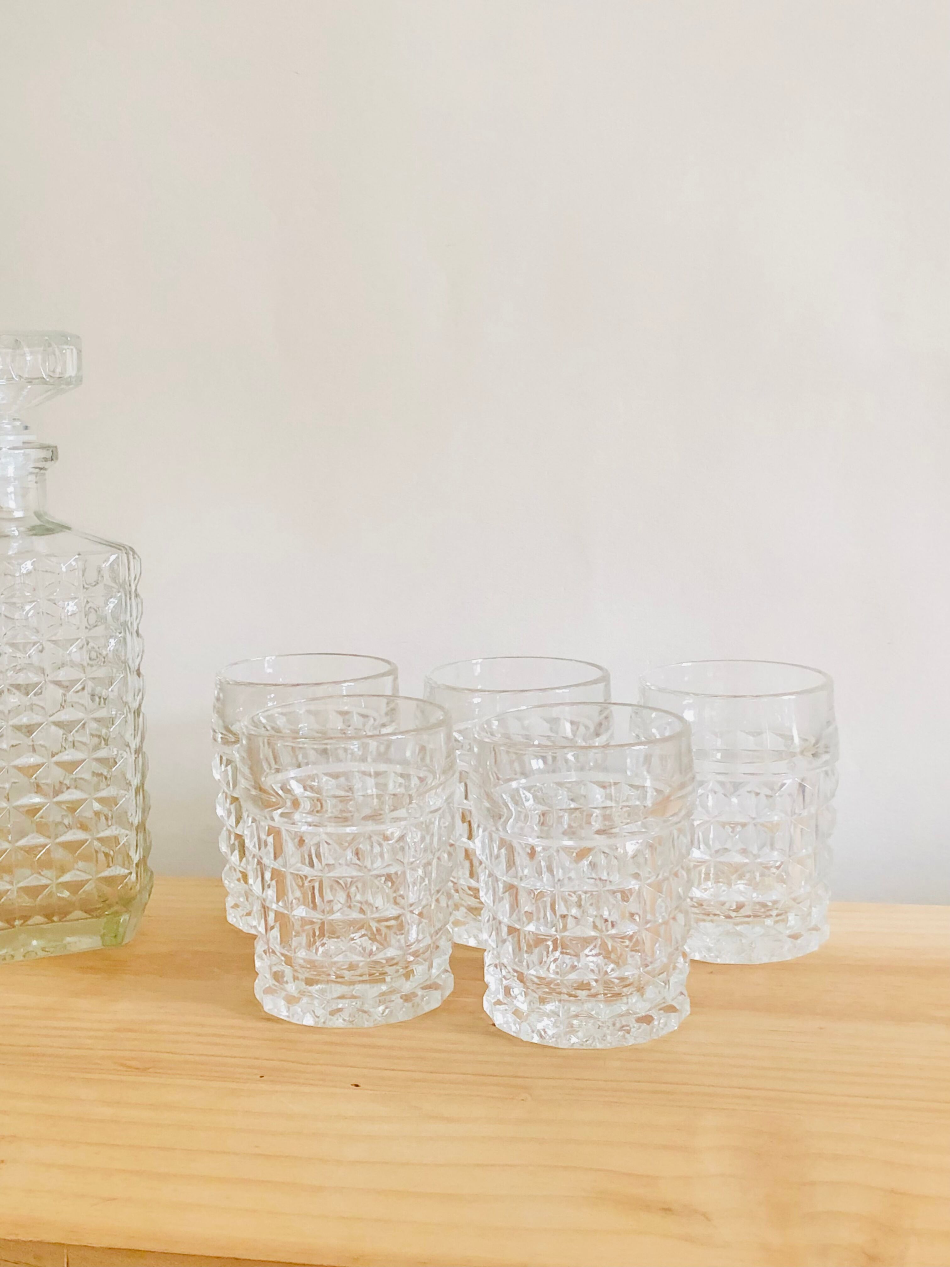 Set five glasses and whiskey decanter in chiseled glass