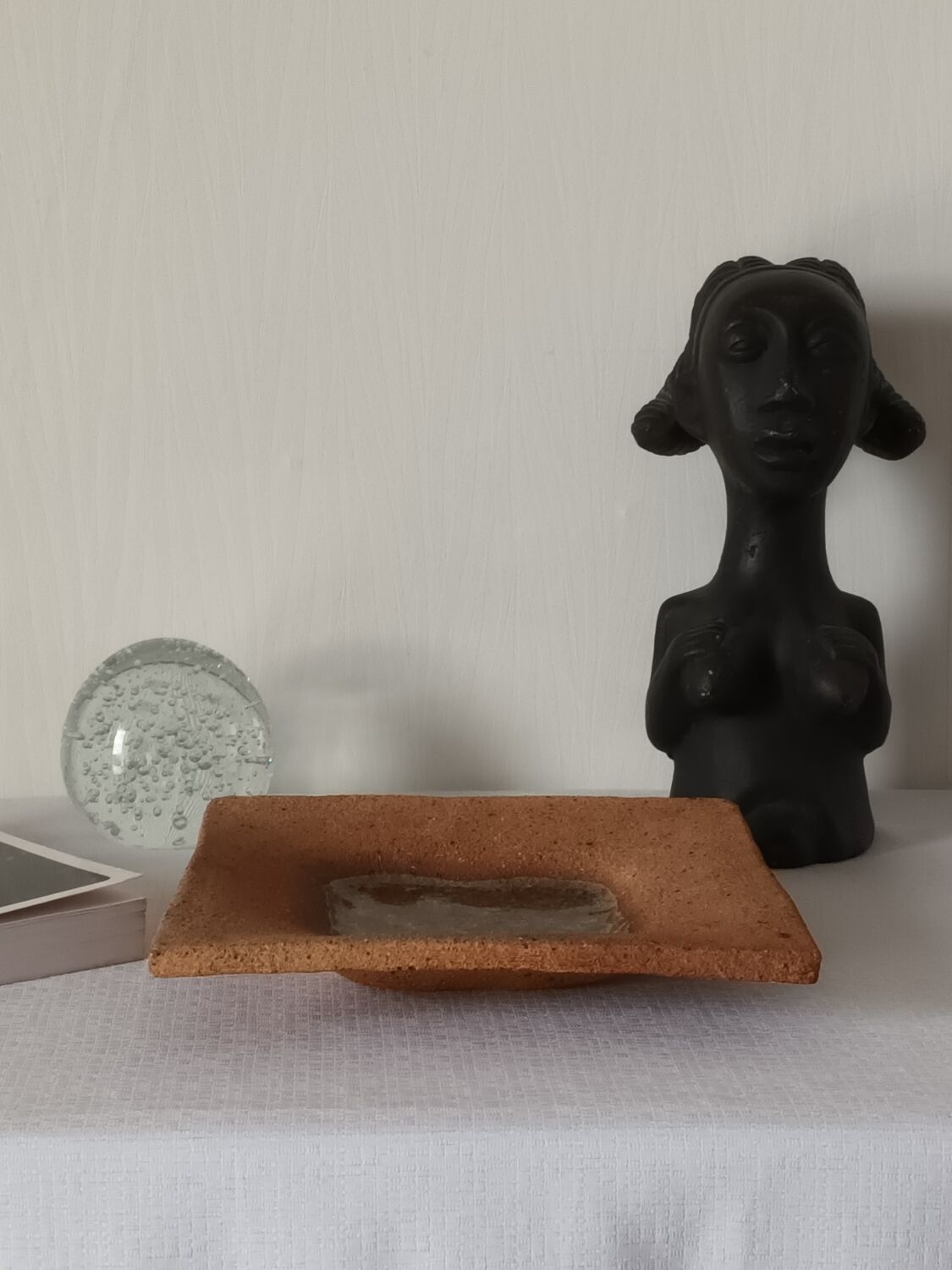 Empty pocket handmade sandstone chamotté resin