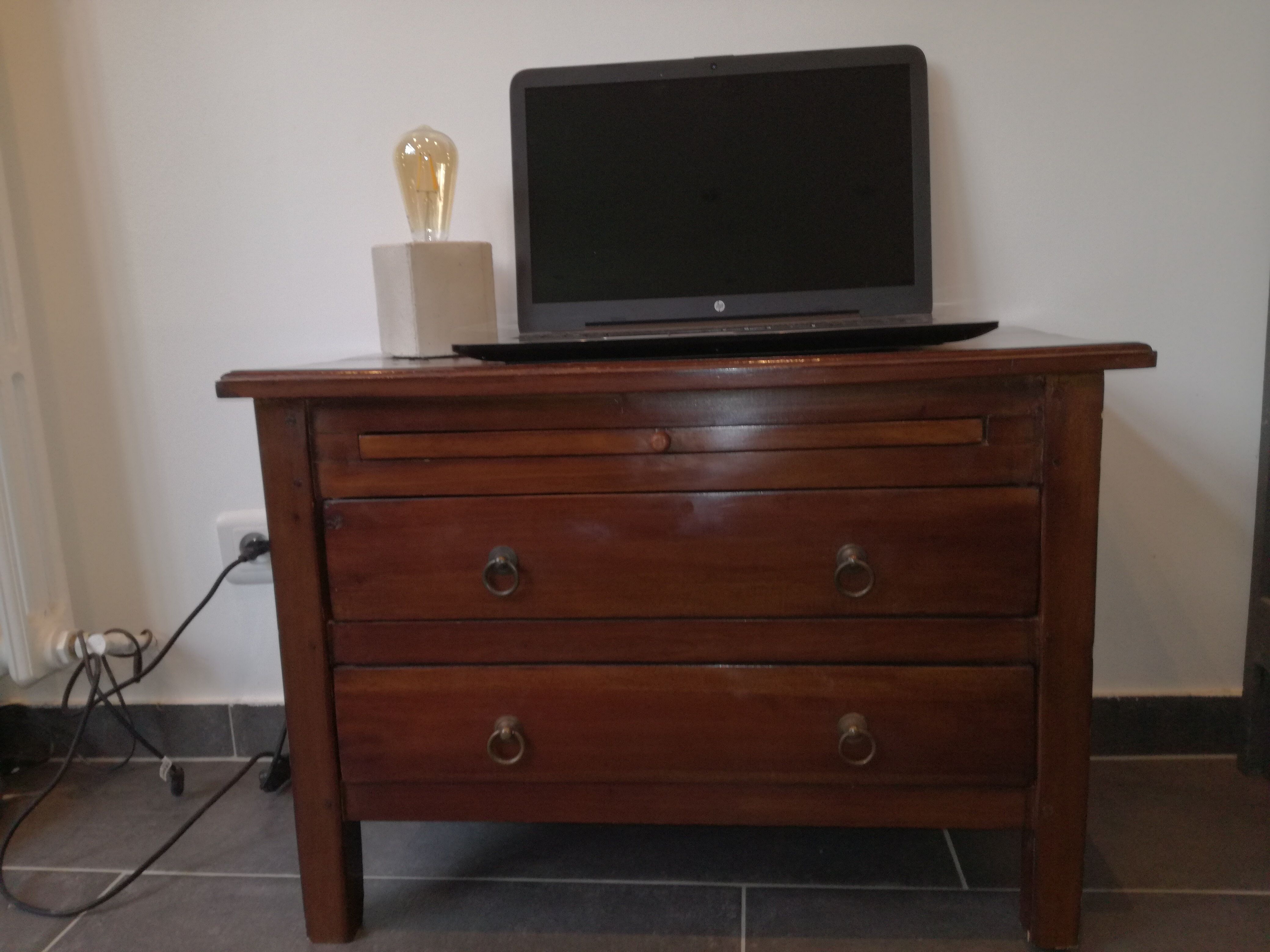 Colonial-style back-up furniture