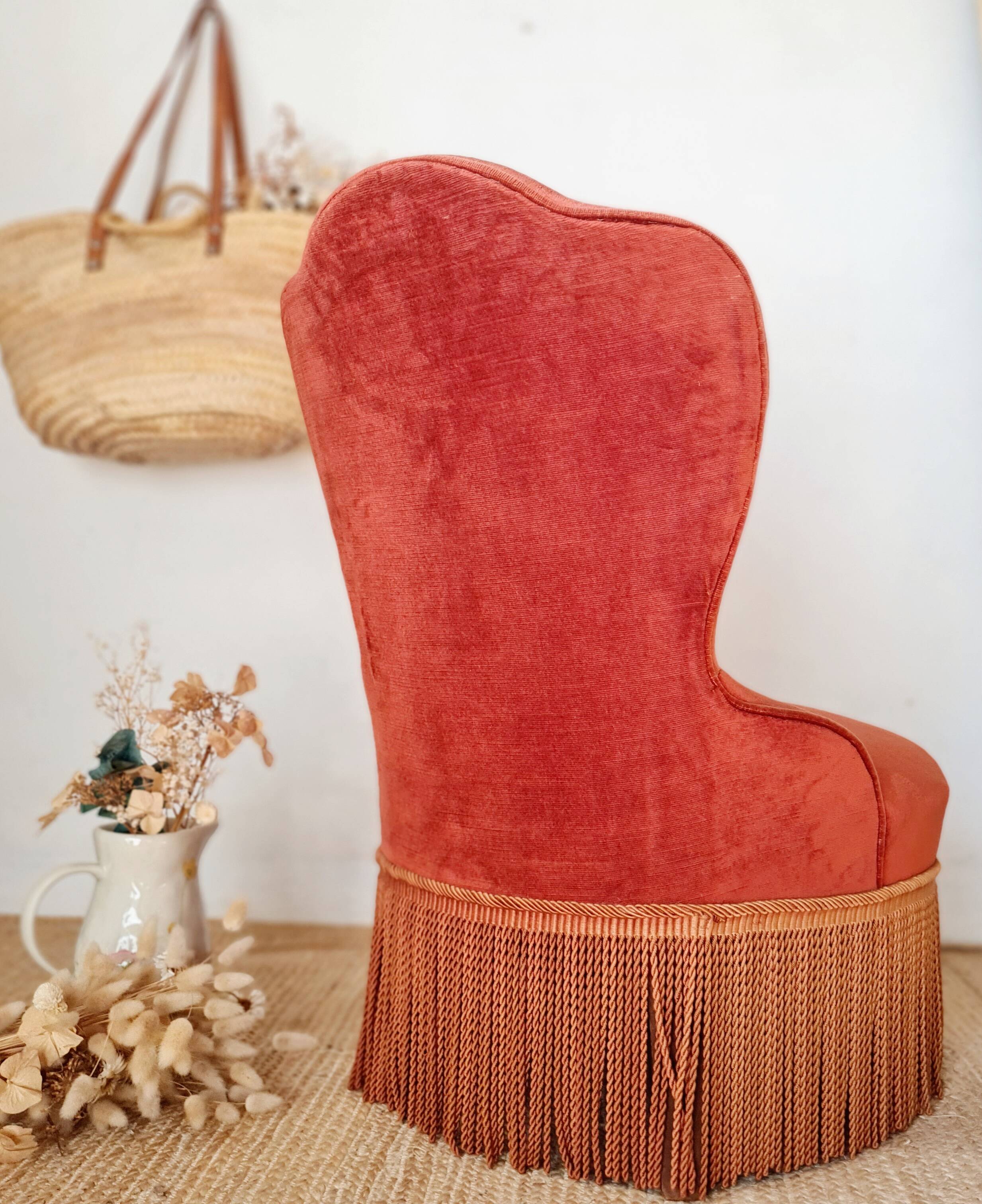 Red velvet toad armchair with fringes
