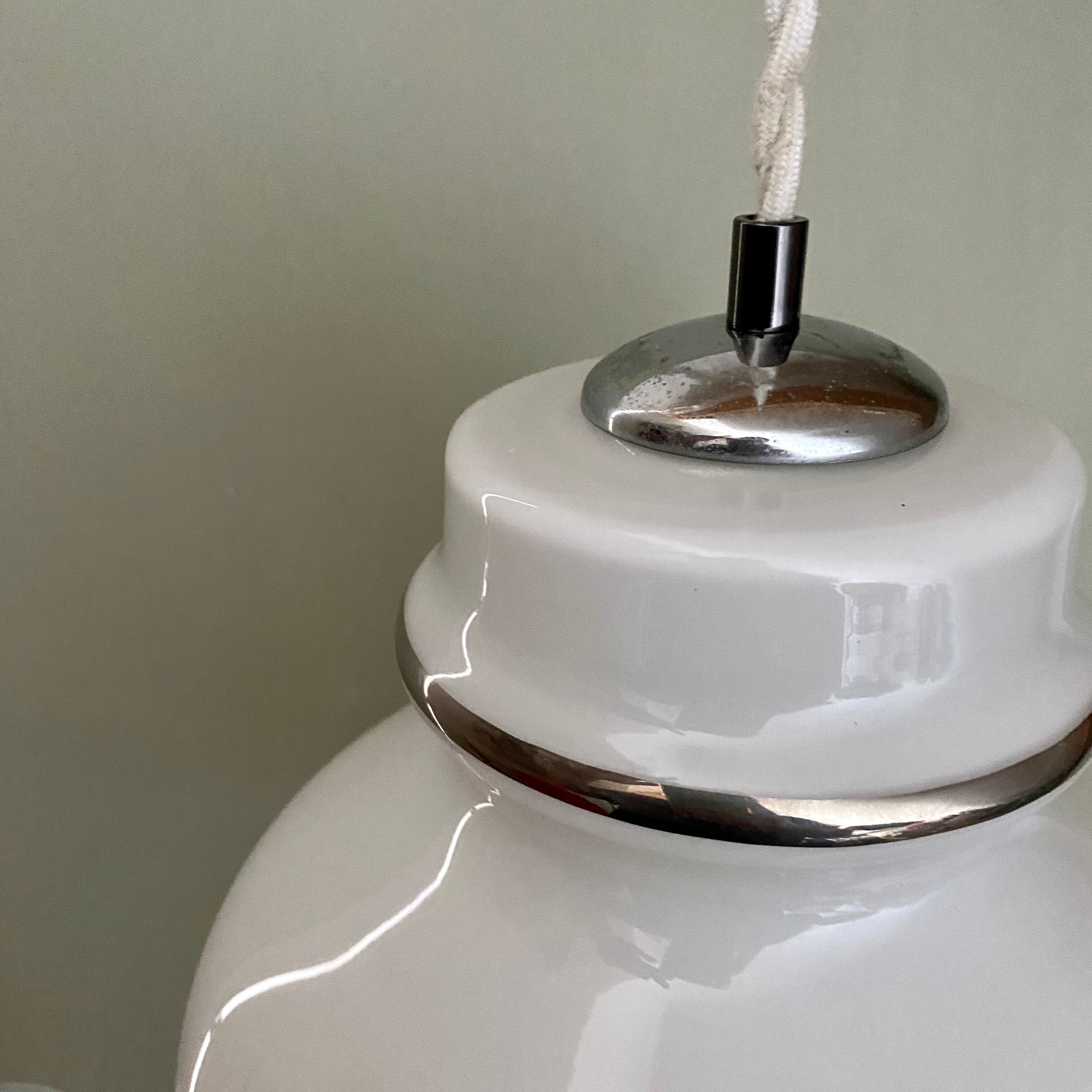 Suspension globe vintage XXL en opaline blanche liserés argentés