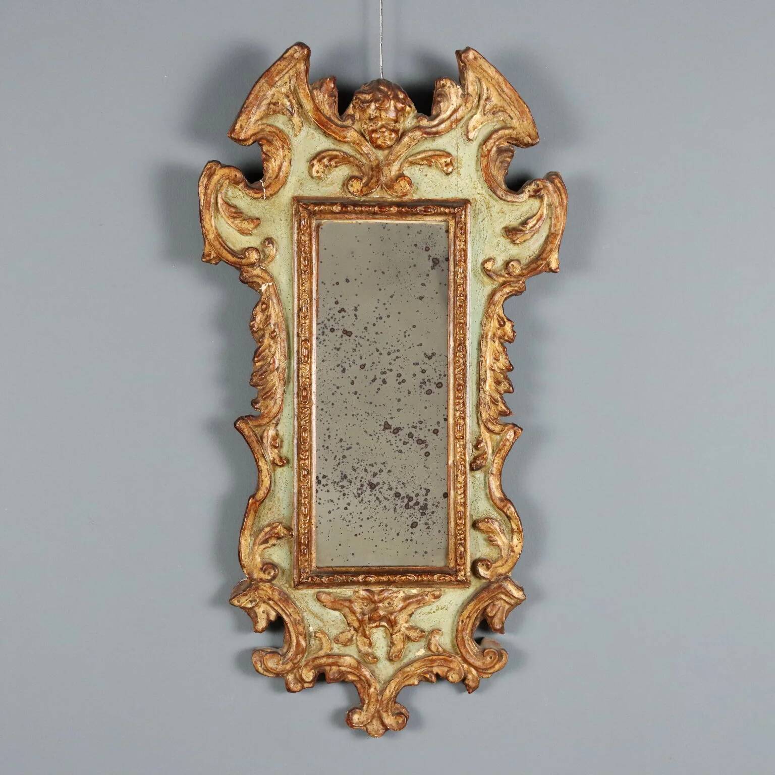 Miroir en bois de mélèze sculpté et doré