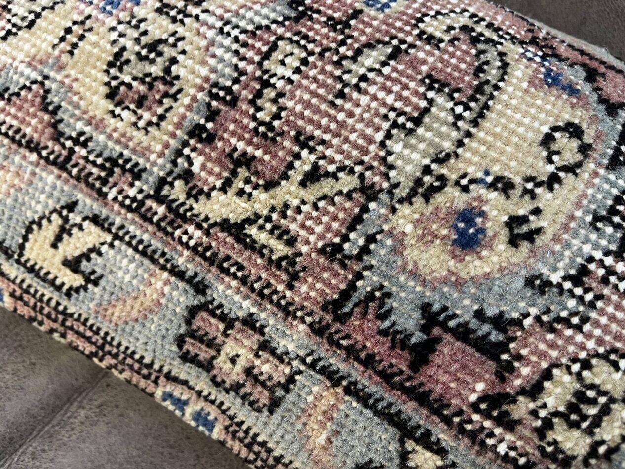 Coussin en tapis antique tissé à la main