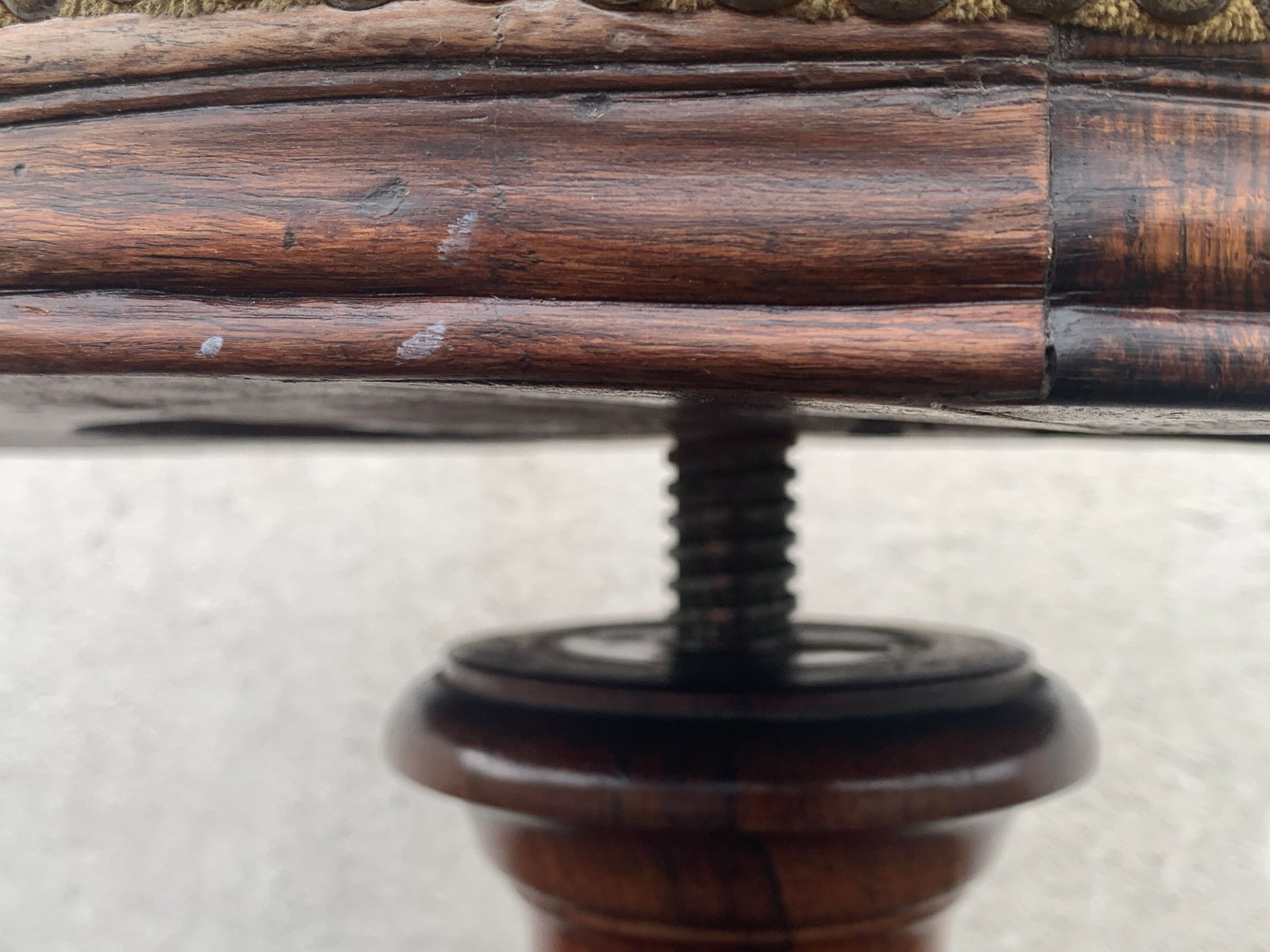Height-adjustable Napoleon III piano stool, made of wood and yellow velvet