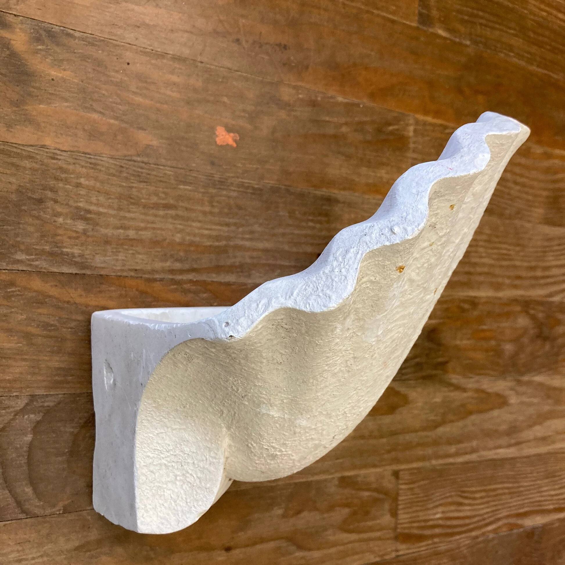Paire d'appliques d'angle forme coquillage en plâtre MCM