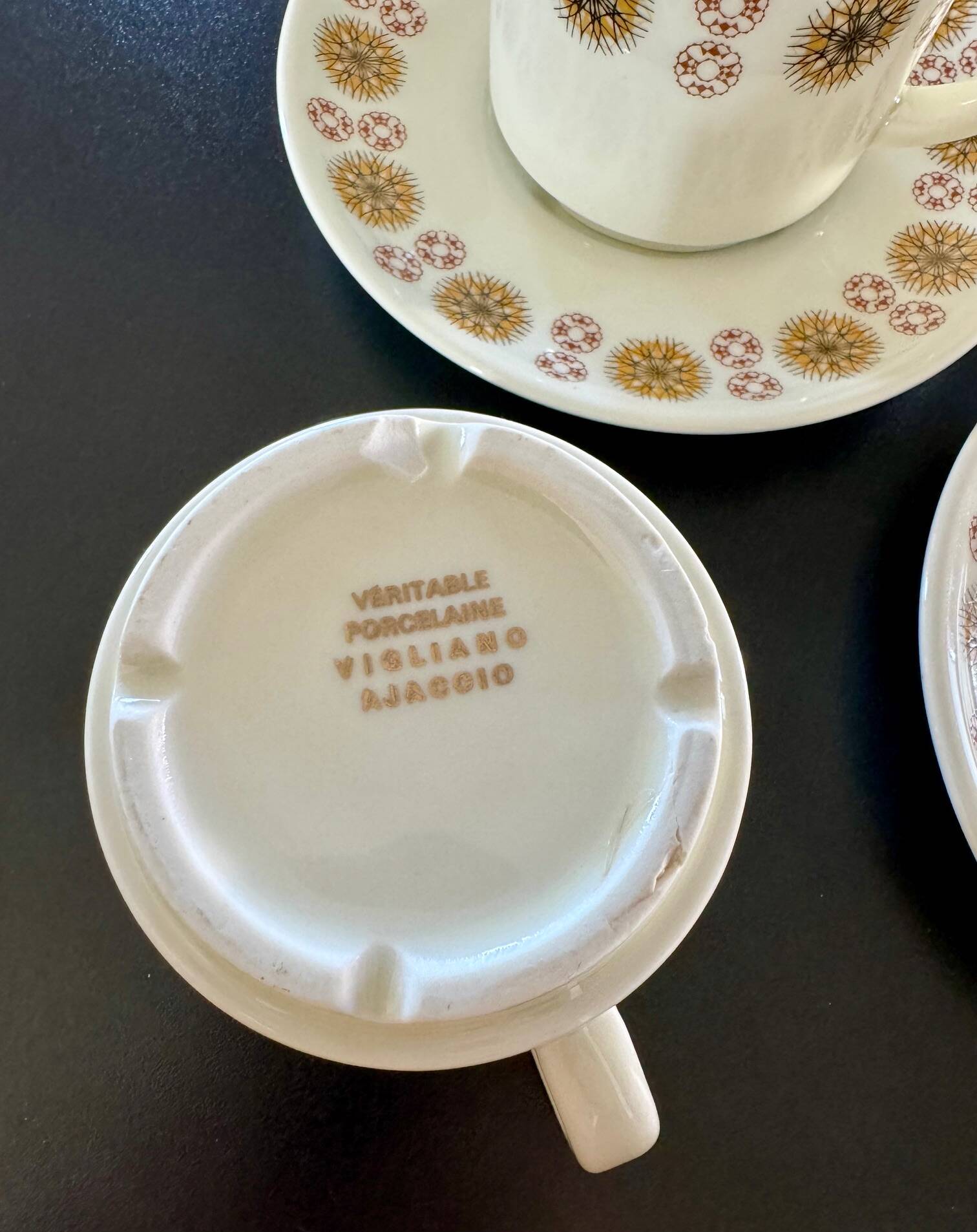 2 breakfast cups with saucers Apilco an'. 80