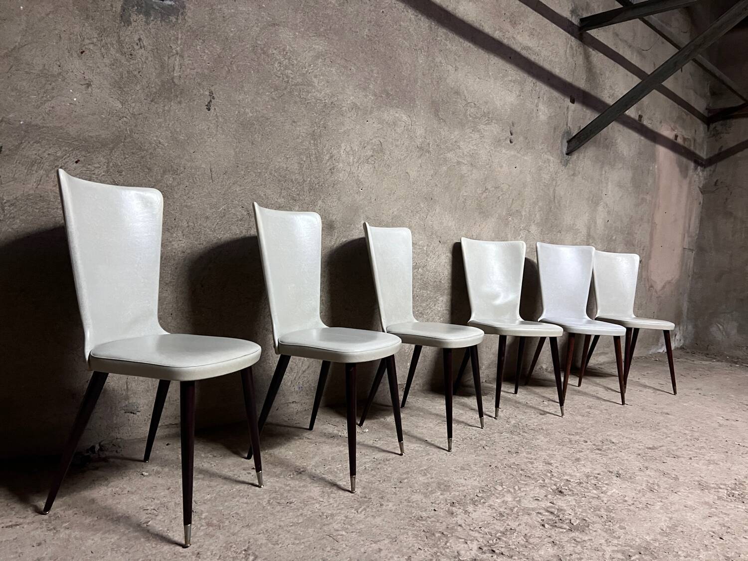 Serie de 6 chaises Baumann modèle Essor en simili cuir blanc