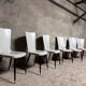 Serie de 6 chaises Baumann modèle Essor en simili cuir blanc
