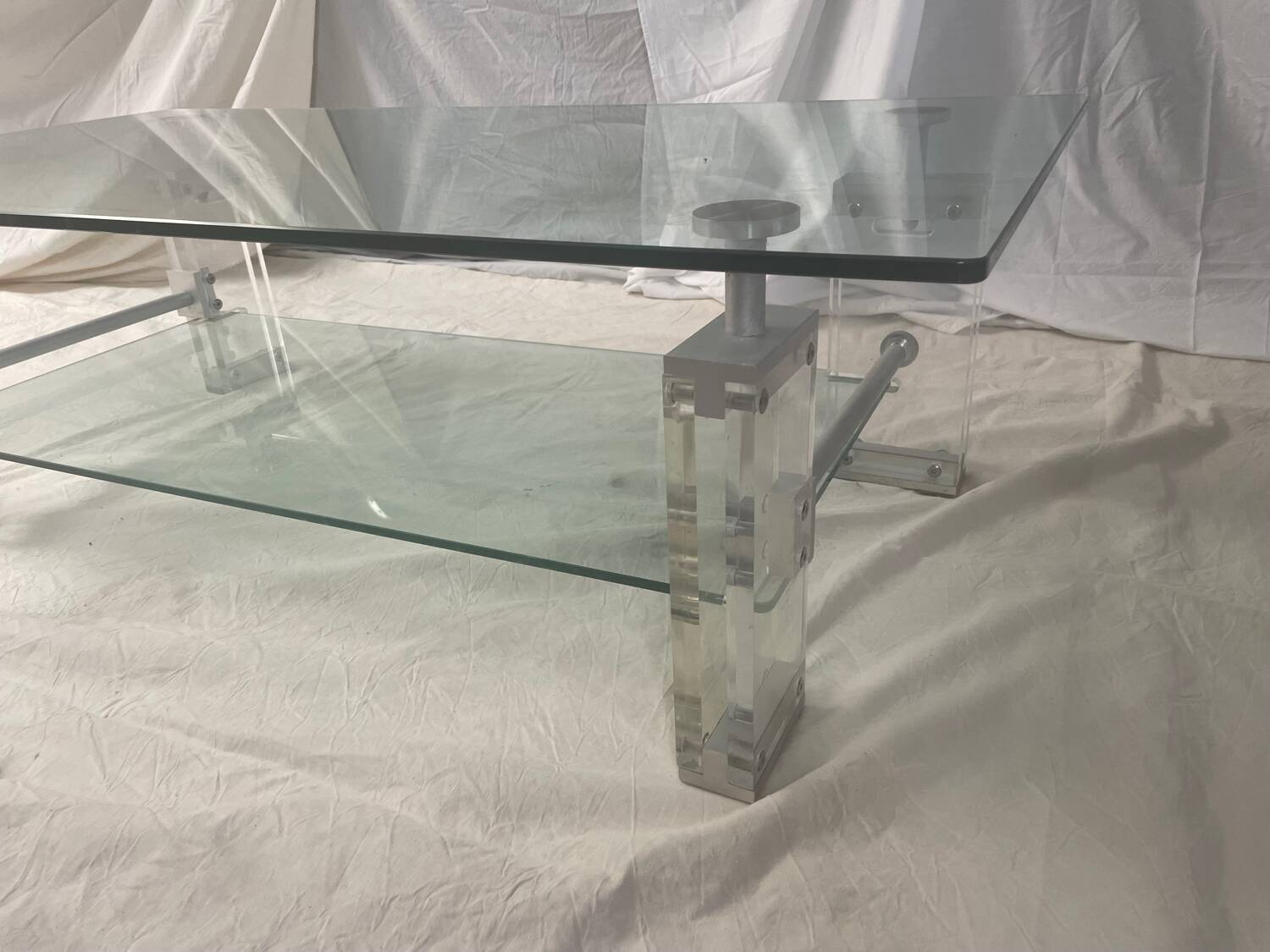 Coffee table made of glass and plexiglass.