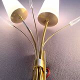 Paire appliques modernes laiton opalines milieu de siècle, Maison Lunel, France, 1950