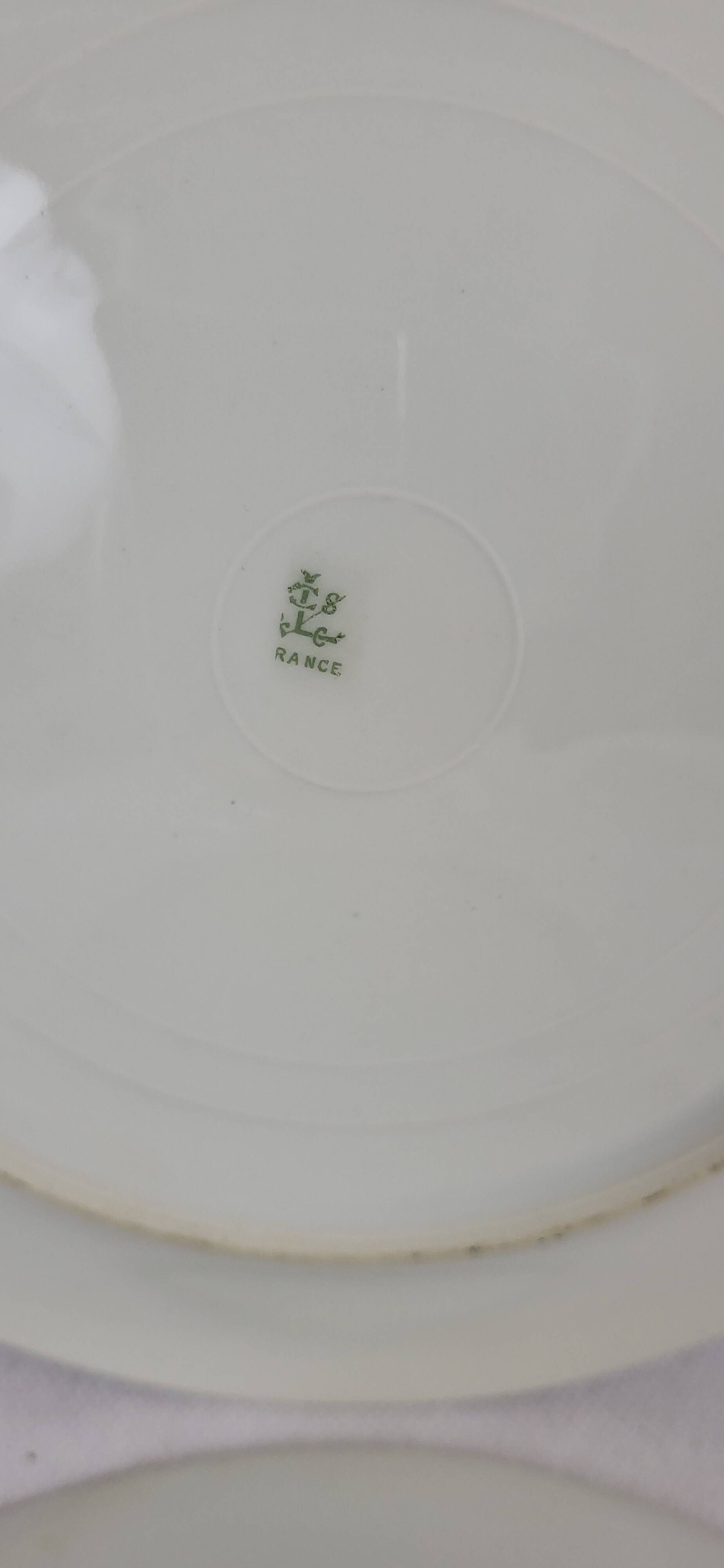 6 flat plates decorated with barbs