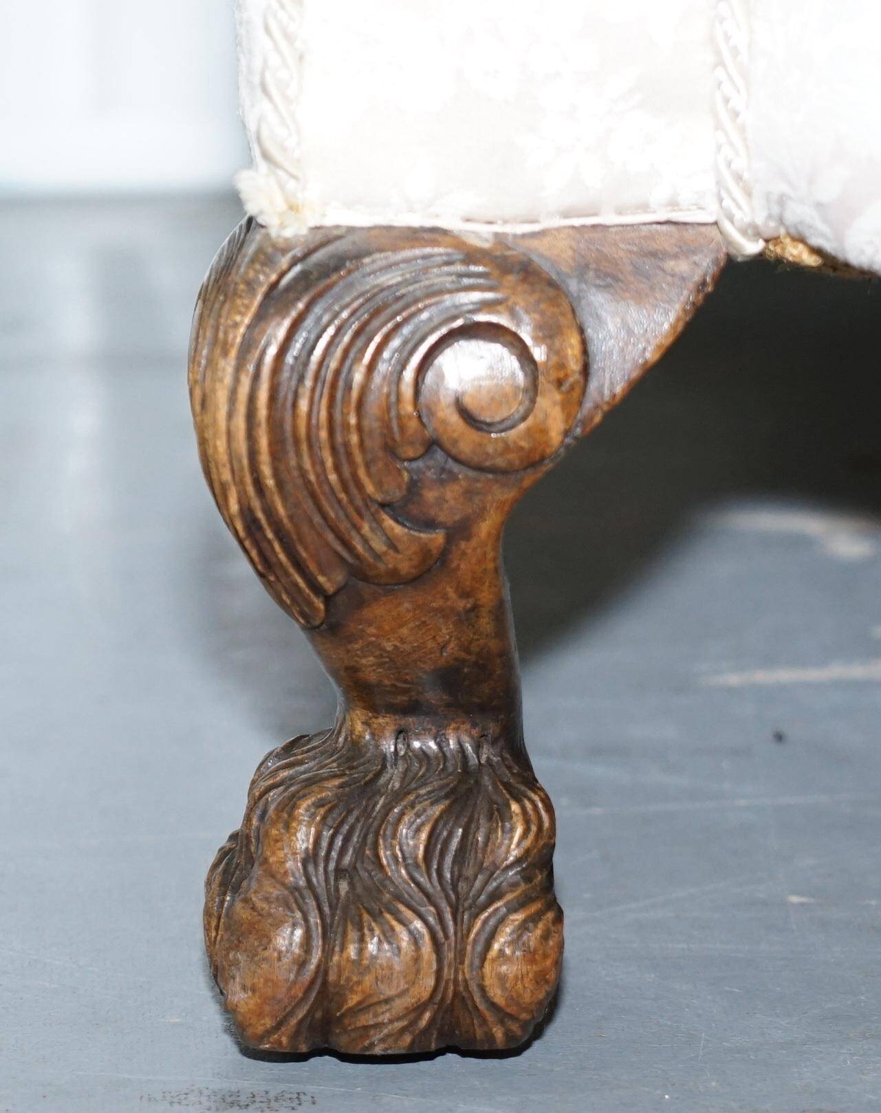 Victorian suite in damask, walnut frame, legs carved in lion's paw.