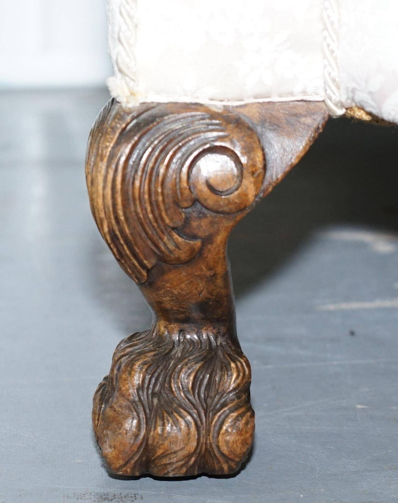 Victorian suite in damask, walnut frame, legs carved in lion's paw.